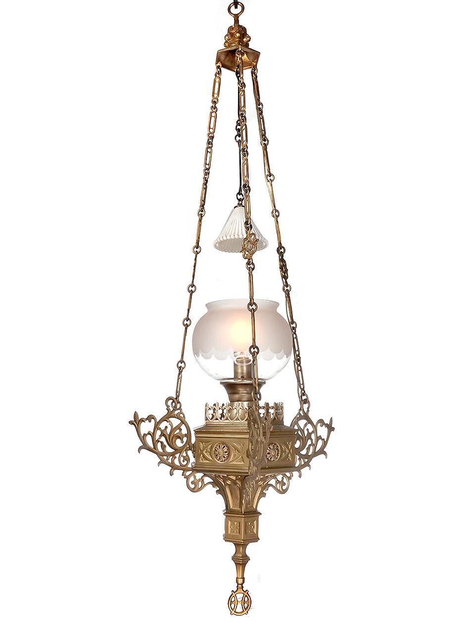 Se trata de una excelente linterna colgante del siglo XIX para el santuario de una iglesia. Se electrificó en algún momento del siglo XX. El aspecto es muy rico en detalles y está en muy buen estado general, con mínimas imperfecciones y el desgaste