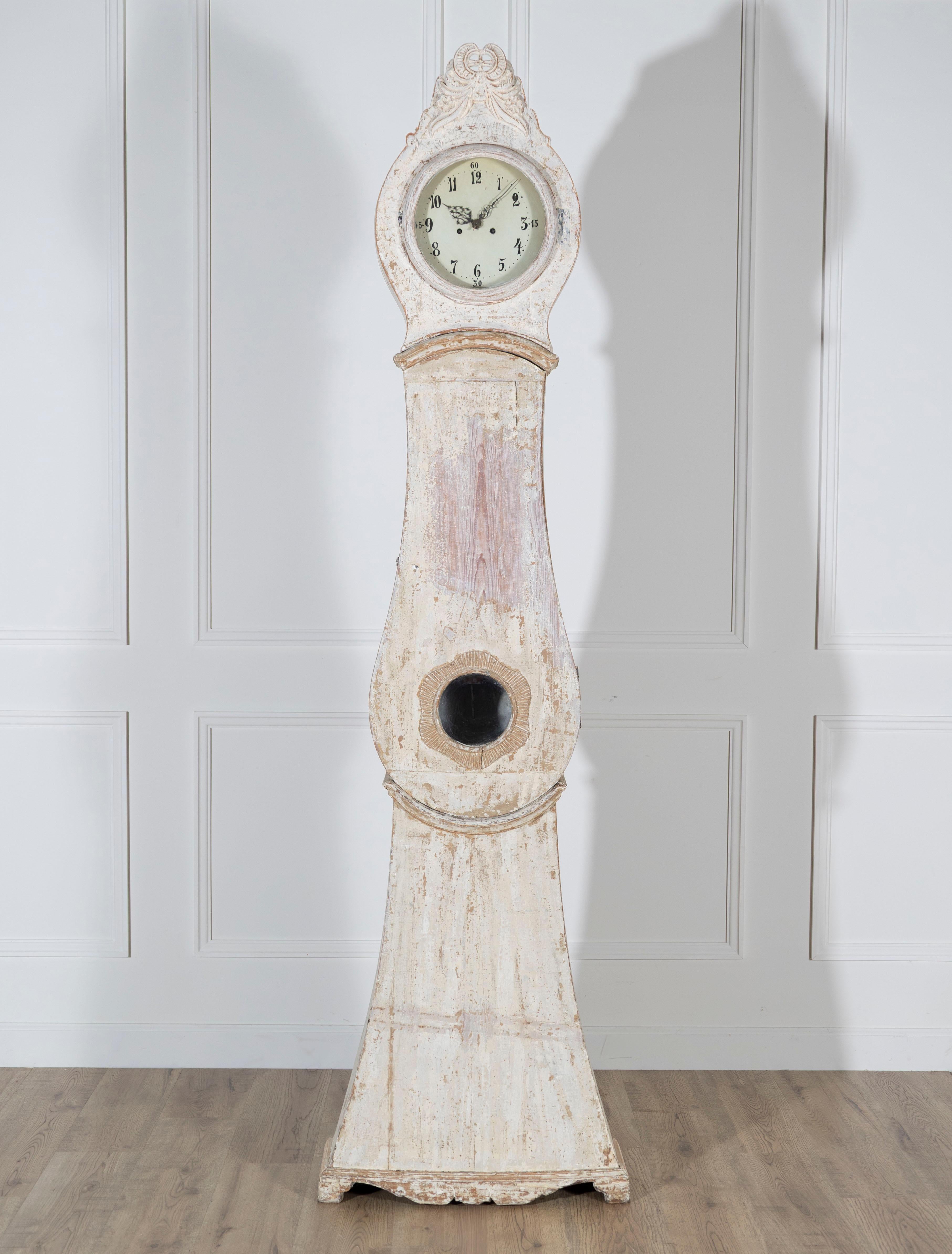 Desbloquea la silenciosa poesía del tiempo con este raro y auténtico reloj Mora del norte de Suecia, fabricado hacia 1820. Fabricada en pino macizo, su forma curvilínea muestra la elegancia del diseño rústico sueco, realzada por los detalles de