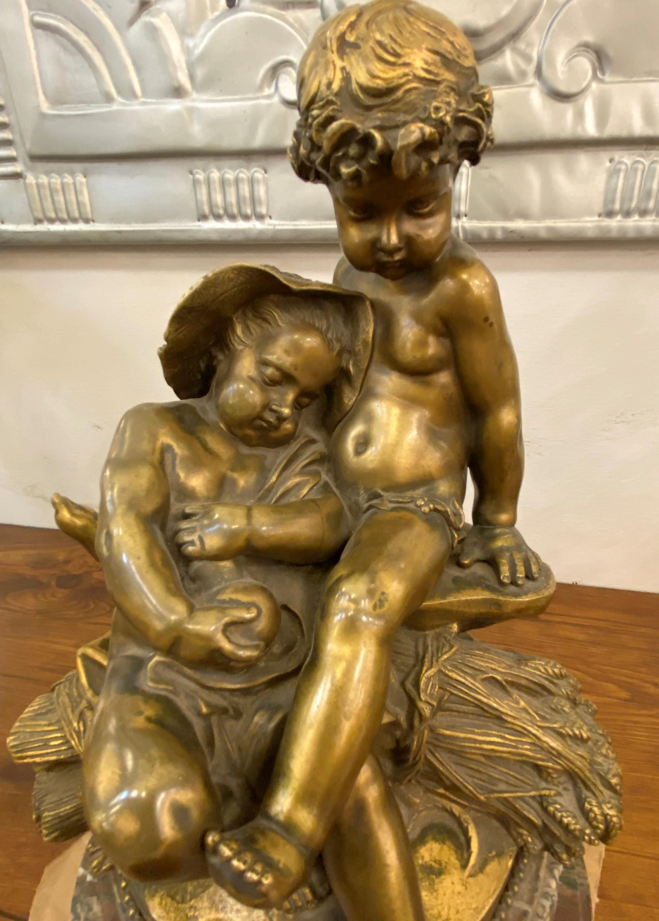 1850 Statua in bronzo Pigalle firmata con base in marmo 2 putti seduti in vendita 2