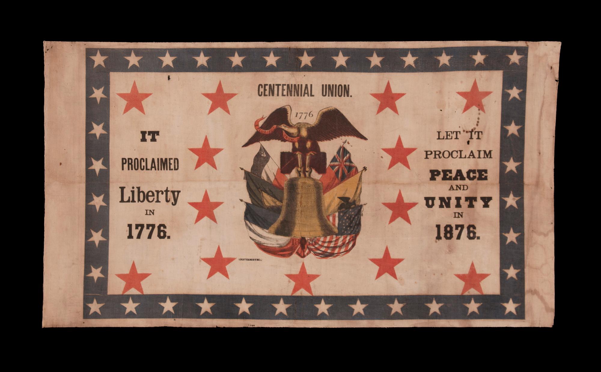 RARE BANNIÈRE DU CENTENAIRE DE 1876 AVEC DES PHRASES PATRIOTIQUES, UN AIGLE PORTANT LA CLOCHE DE LA LIBERTÉ AU MILIEU DES DRAPEAUX DE 6 NATIONS, ET 13 GRANDES ÉTOILES ROUGES, LE TOUT ENTOURÉ D'UNE BORDURE BLEUE AVEC 37 ÉTOILES BLANCHES

Bannière