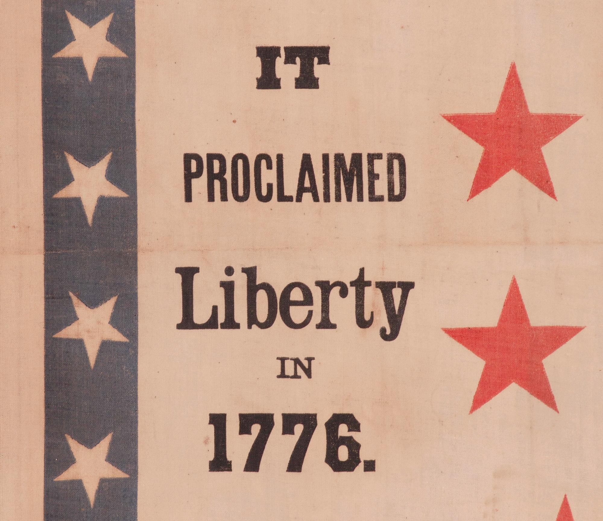 Rare bannière du centenaire de 1876 avec cloche de la Liberté et drapeaux Bon état - En vente à York County, PA