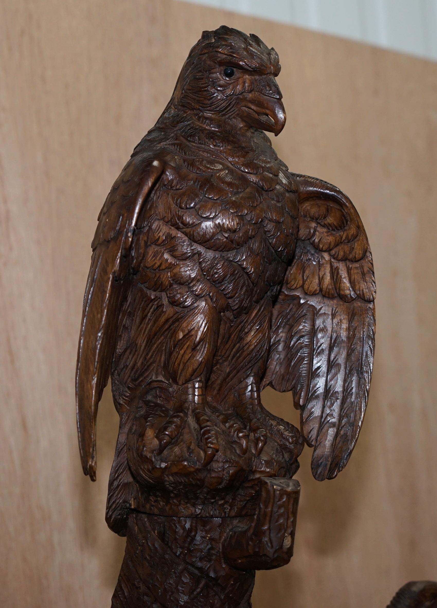 Seltene 1880 American Eagle Black Forest Holz geschnitzt Mantel Hut & Regenschirm Rack Stand (Handgeschnitzt) im Angebot