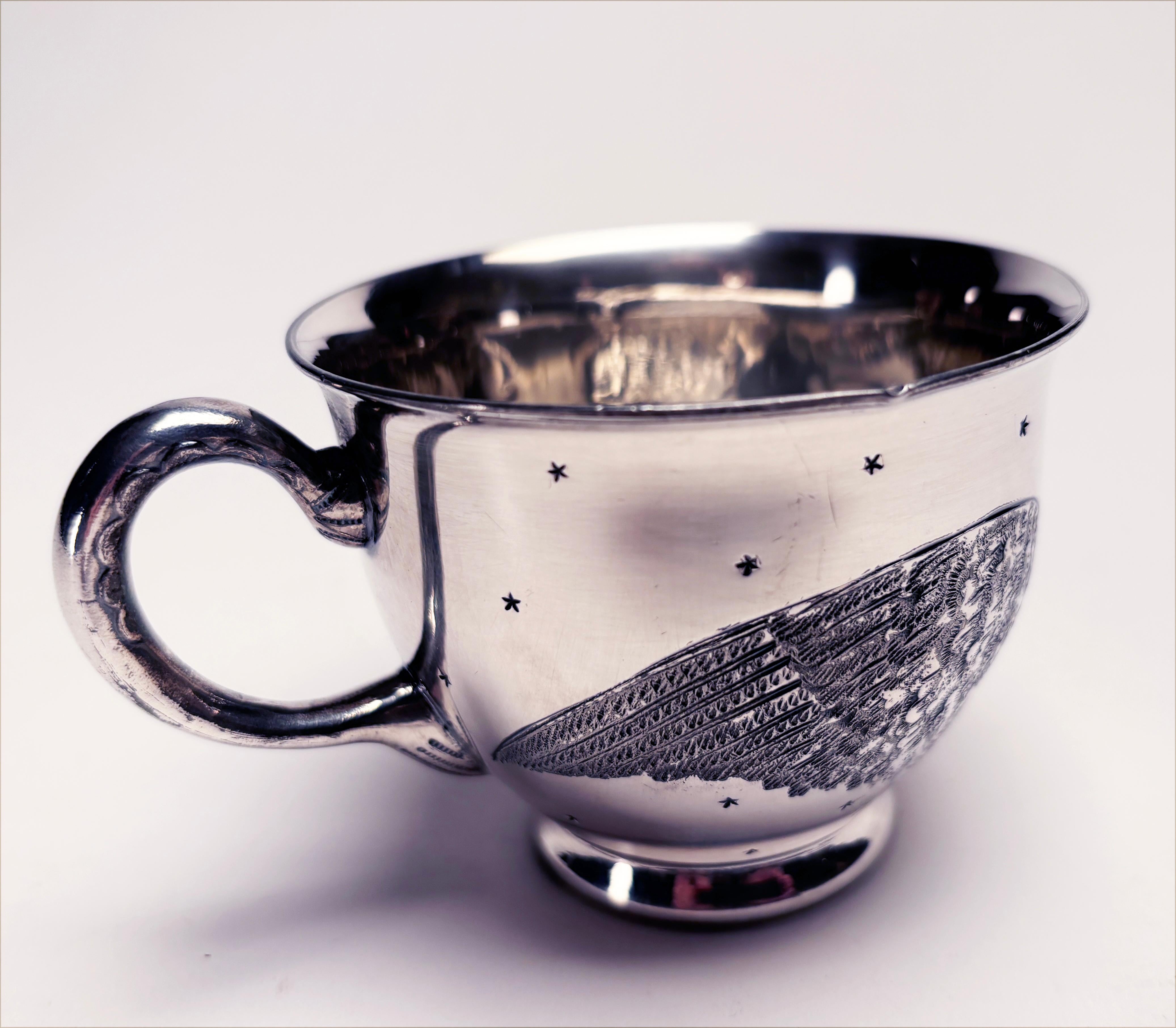 Esta rara y única taza de té cuádruple bañada en plata fue creada a finales de la década de 1880 por la West Silver Company de Taunton, Massachusetts. Esta taza asombrosamente inusual muestra estrellas inscritas a mano en el fondo con un pájaro que