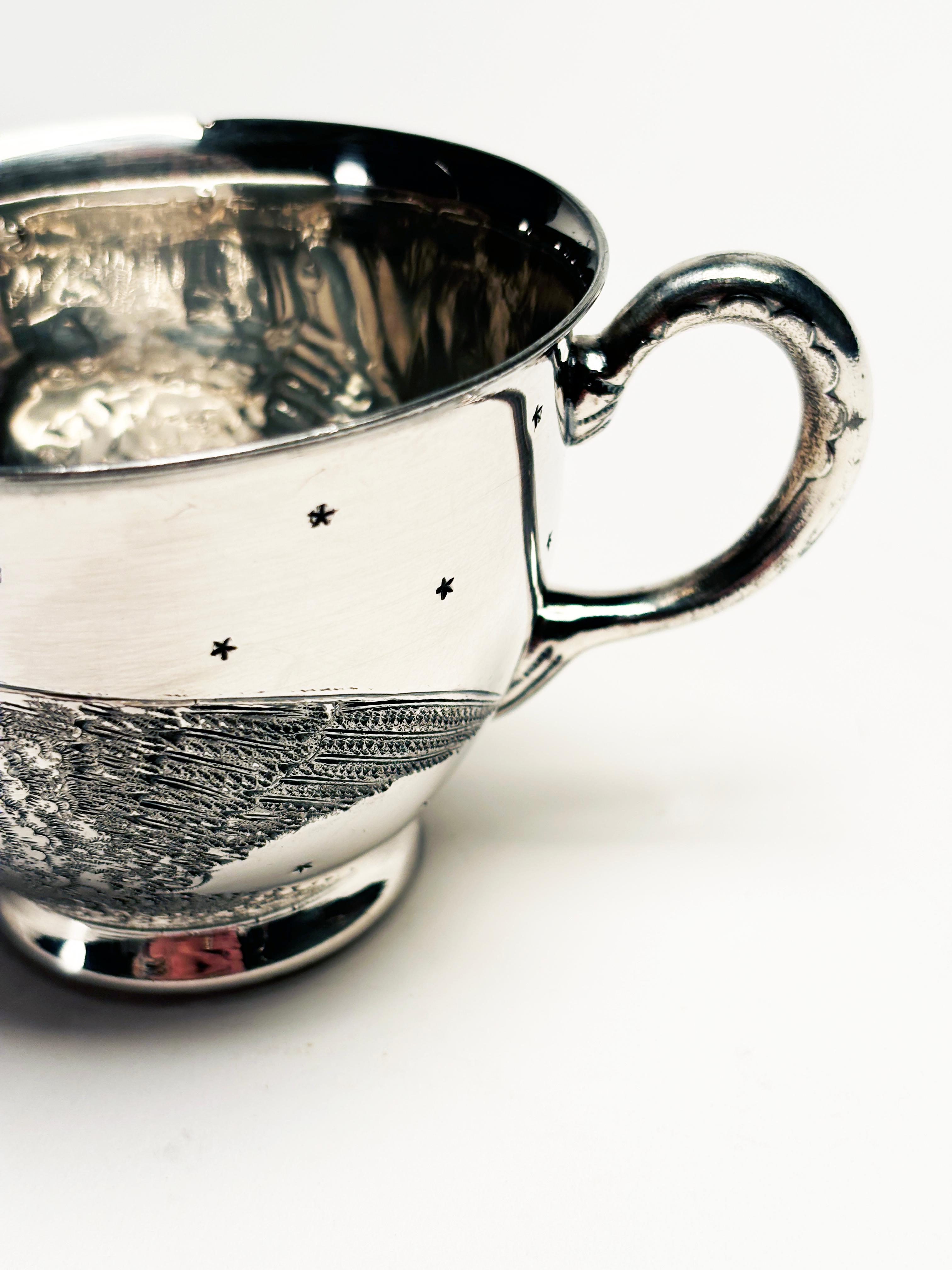 Rara taza de té de 1880 de plata esterlina con la inscripción Stars & Bird de West Silver Co. Grabado en venta