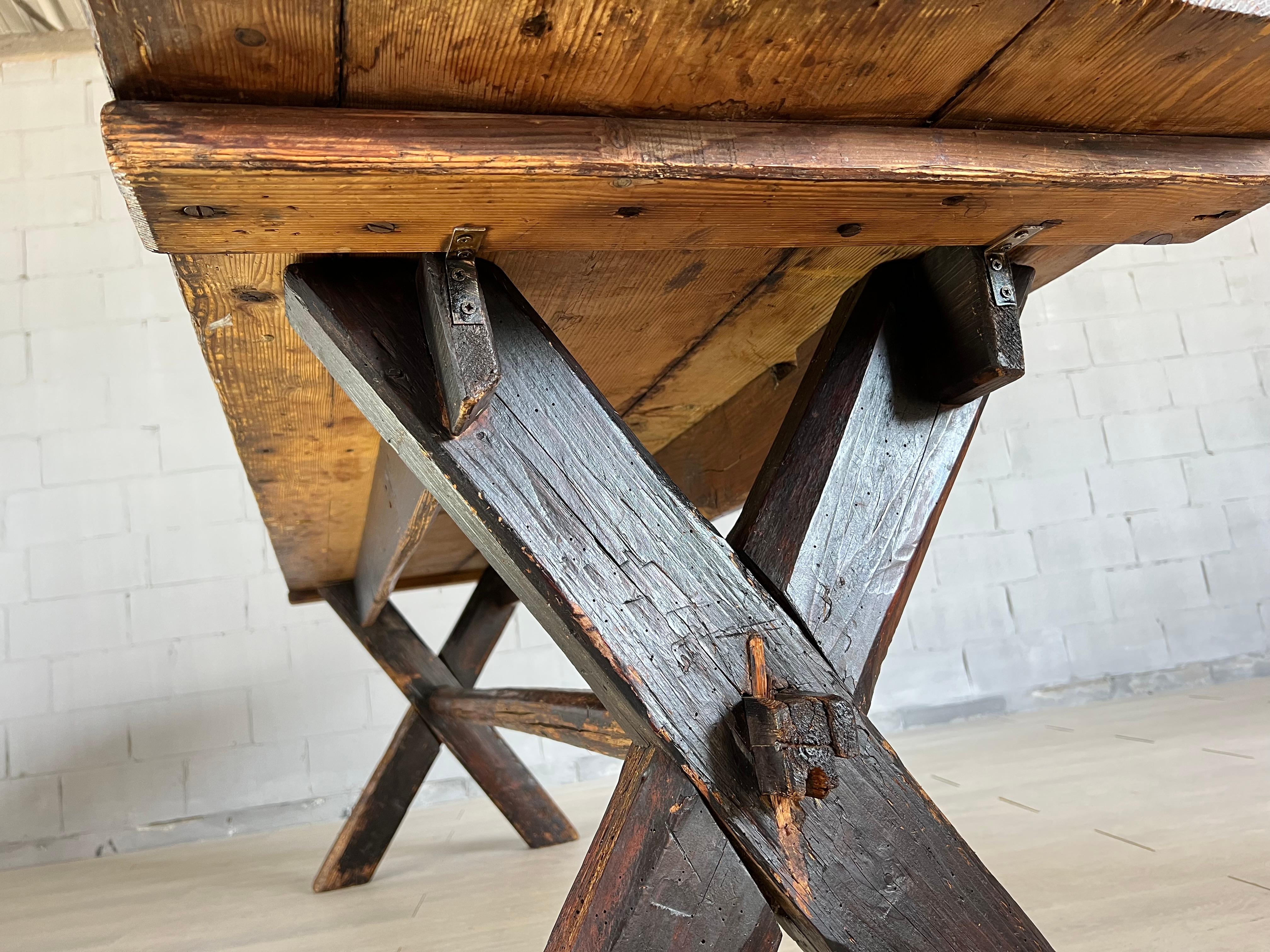 Table de salle à manger scandinave ancienne à tréteaux en pin avec base à pieds en X en vente 5