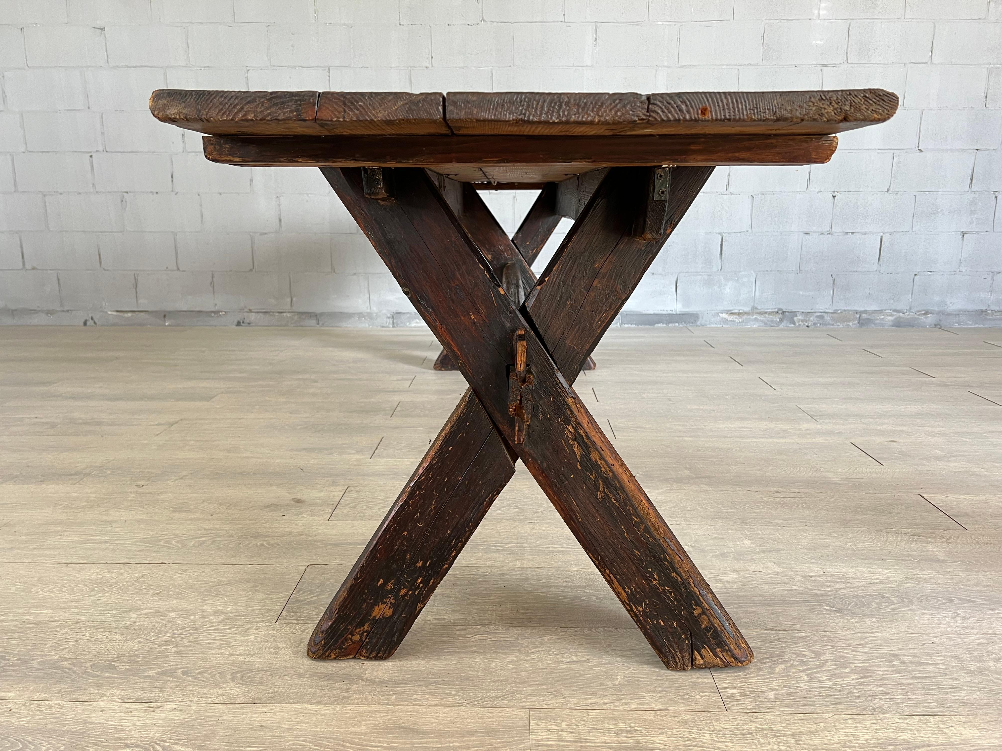 Table de salle à manger scandinave ancienne à tréteaux en pin avec base à pieds en X en vente 6
