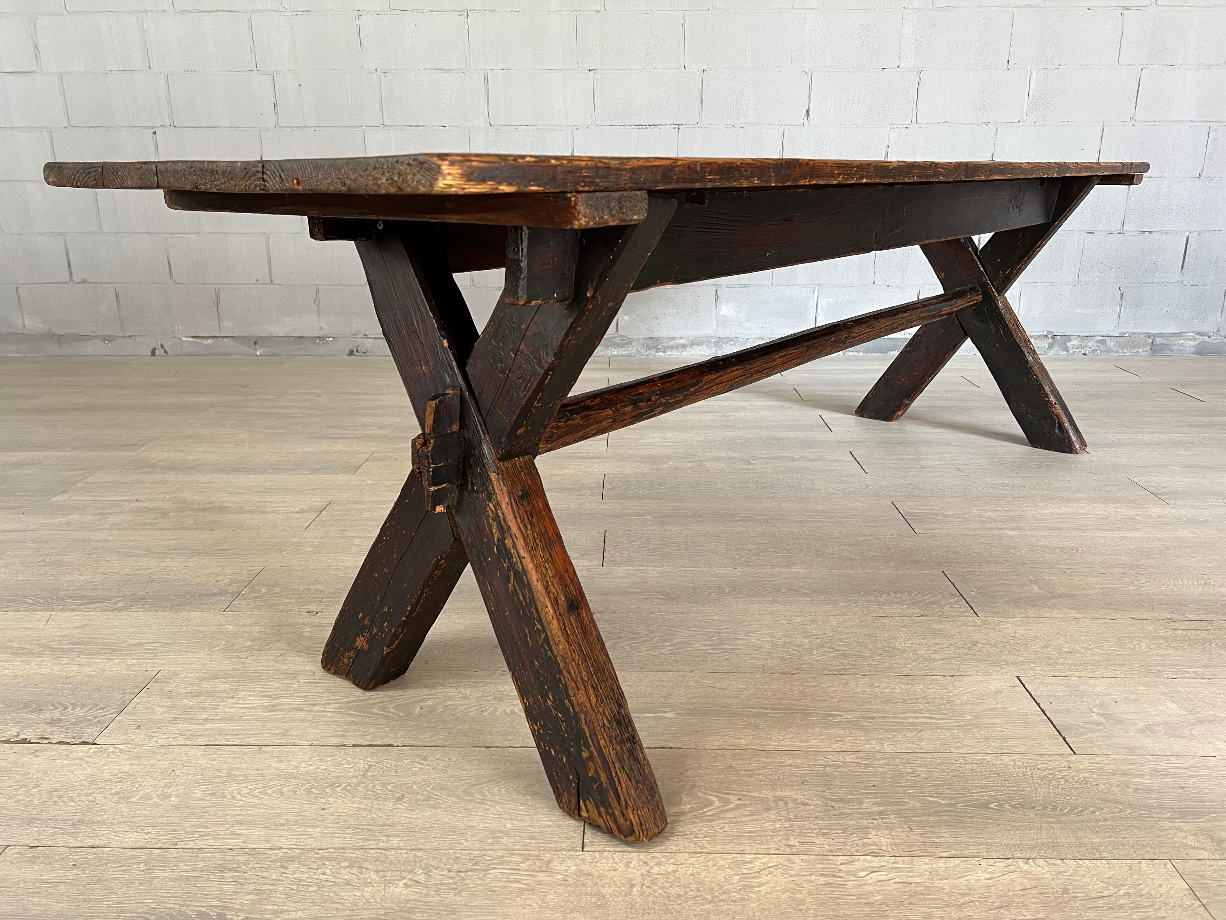 Table de salle à manger scandinave ancienne à tréteaux en pin avec base à pieds en X en vente 9