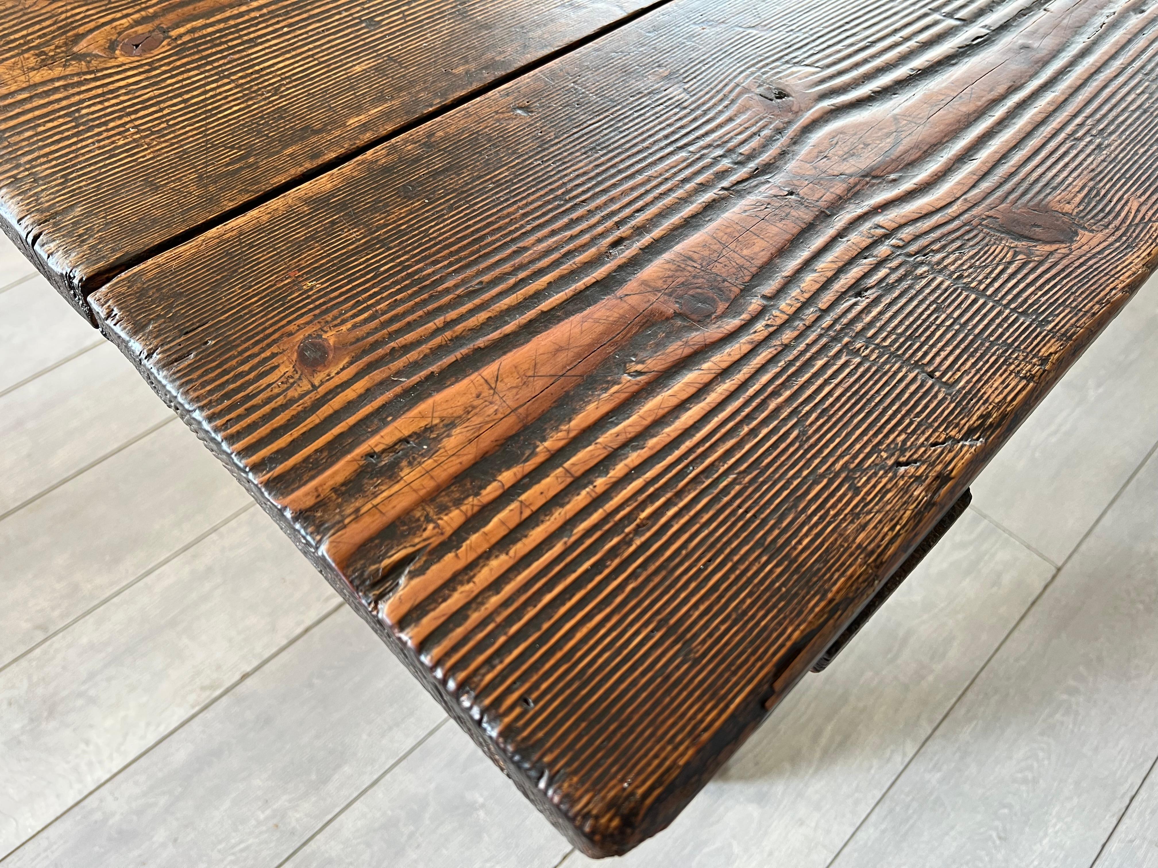 Table de salle à manger scandinave ancienne à tréteaux en pin avec base à pieds en X en vente 13