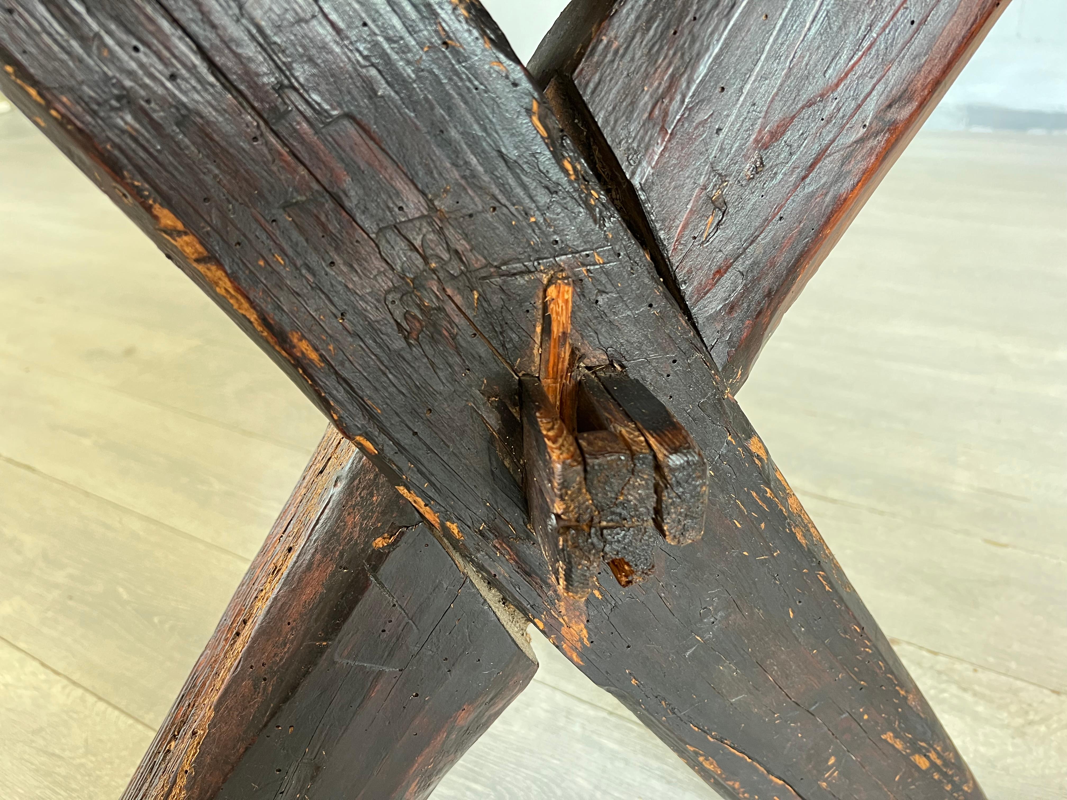 Table de salle à manger scandinave ancienne à tréteaux en pin avec base à pieds en X en vente 14