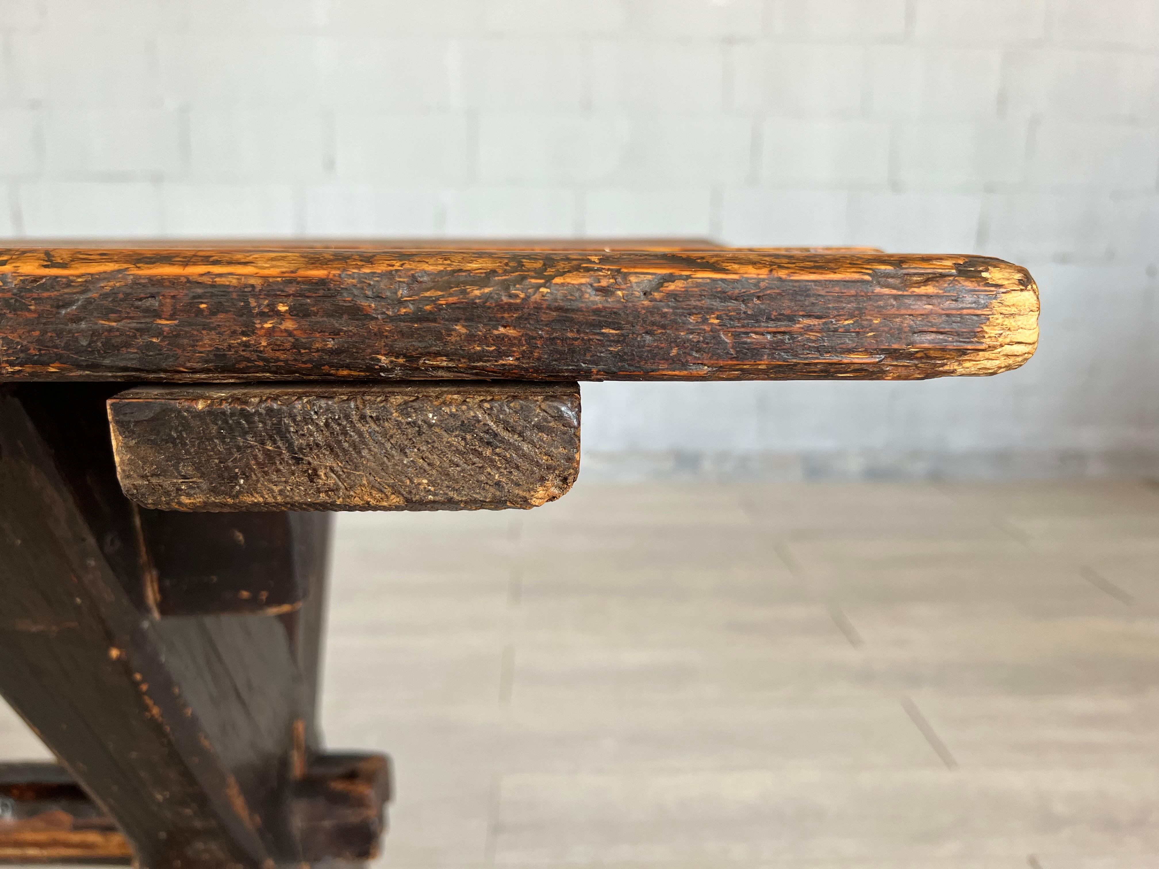 Scandinave Table de salle à manger scandinave ancienne à tréteaux en pin avec base à pieds en X en vente