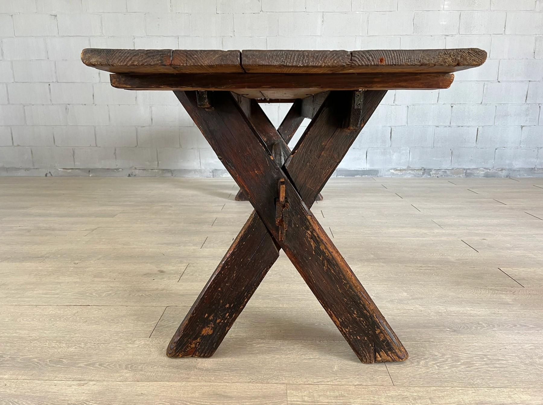 Rare 18c Scandinavian Pine Trestle Dining Table With X-Legs Base Sueco en venta