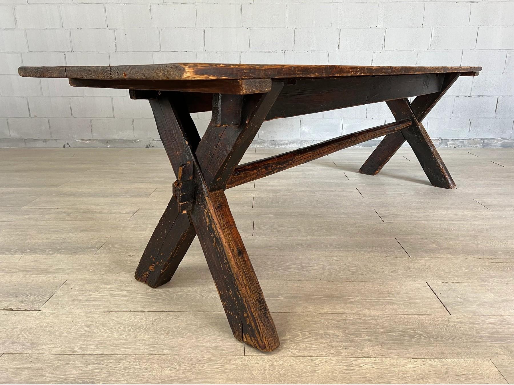 Rare 18c Scandinavian Pine Trestle Dining Table With X-Legs Base siglo XVIII en venta
