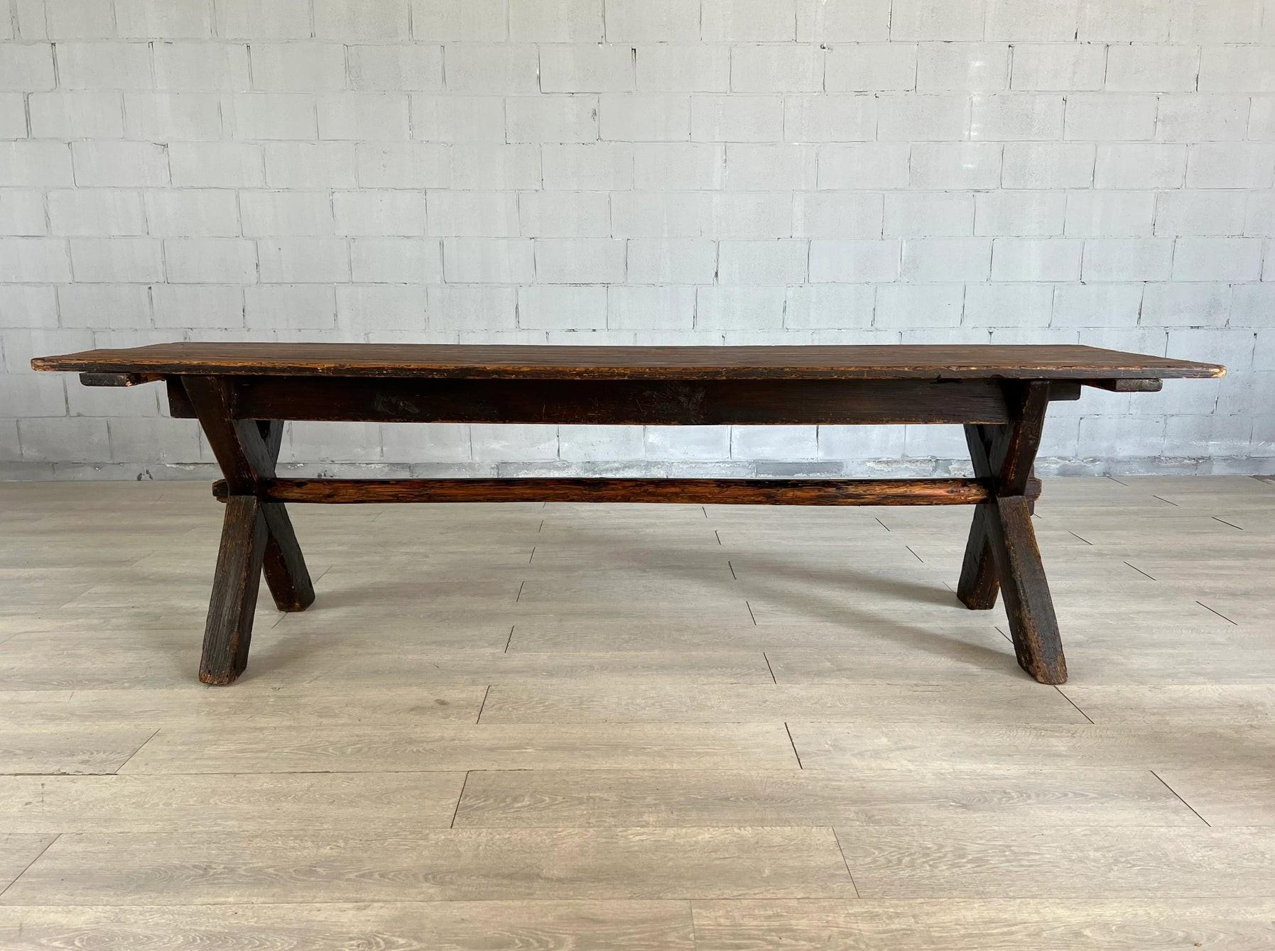Rare 18c Scandinavian Pine Trestle Dining Table With X-Legs Base Pino en venta