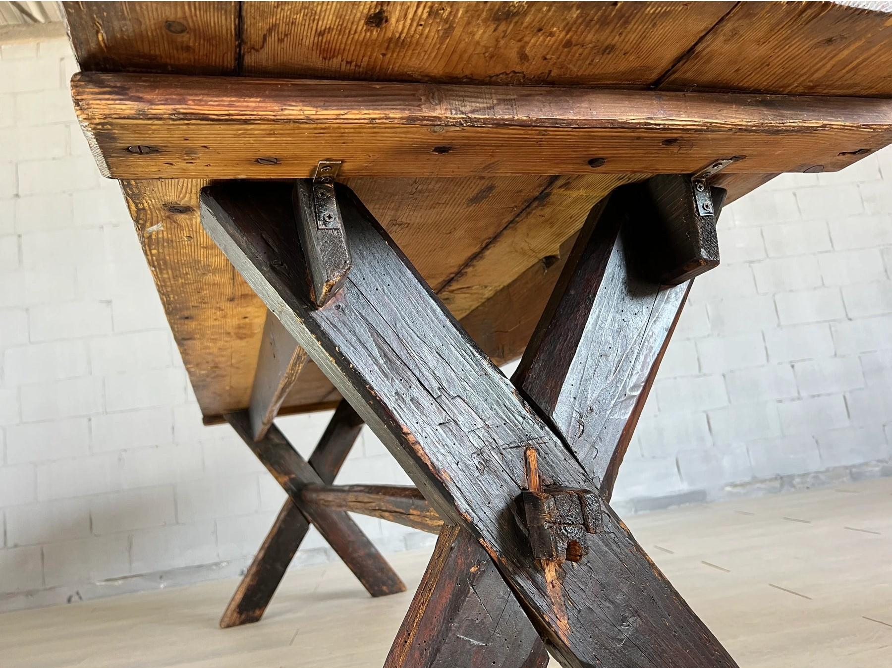 Rare 18c Scandinavian Pine Trestle Dining Table With X-Legs Base en venta 2