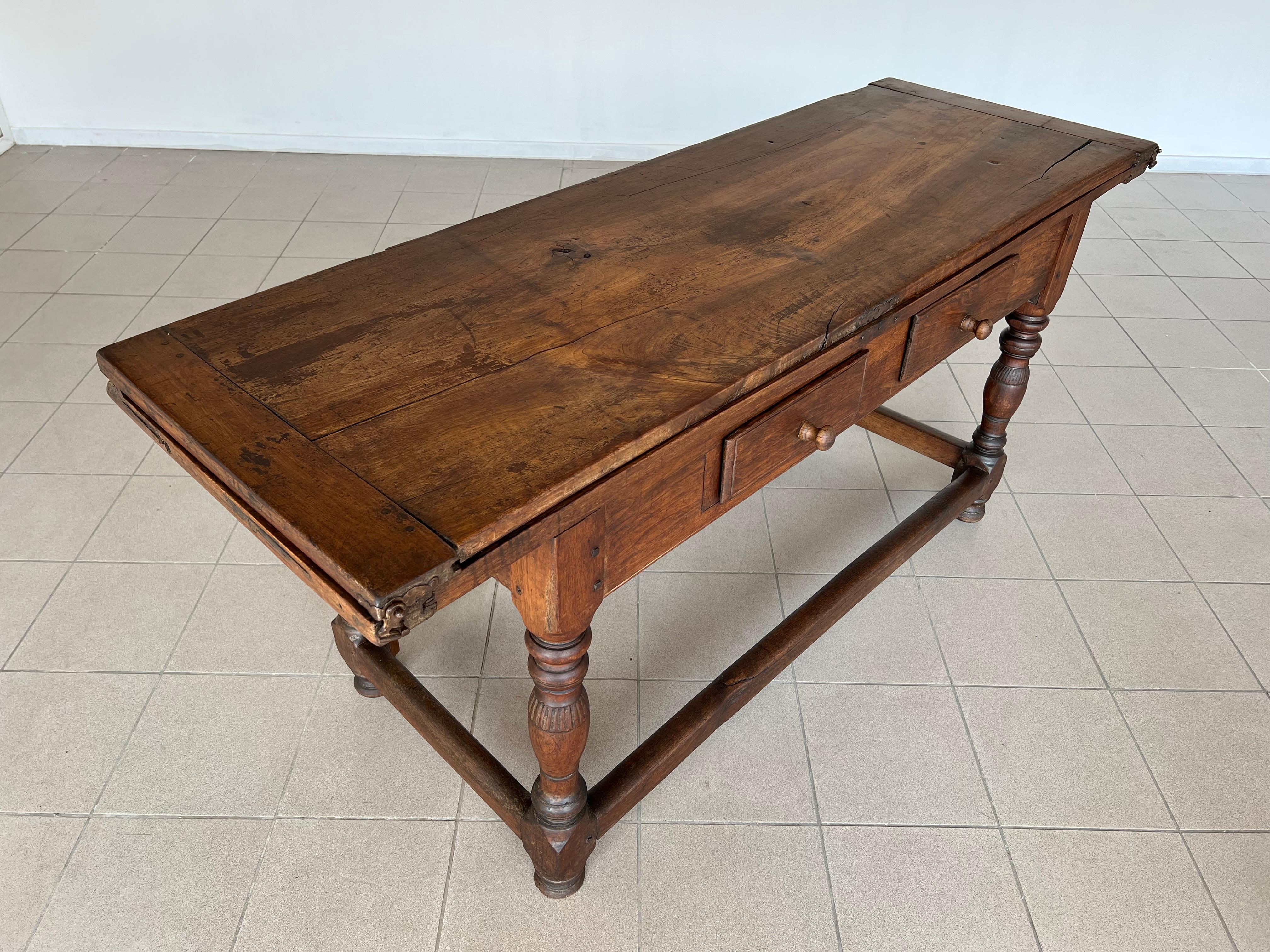 Rare table de salle à manger ou bureau rustique à plateau rabattable avec deux tiroirs, 18c Swiss French Alp en vente 7