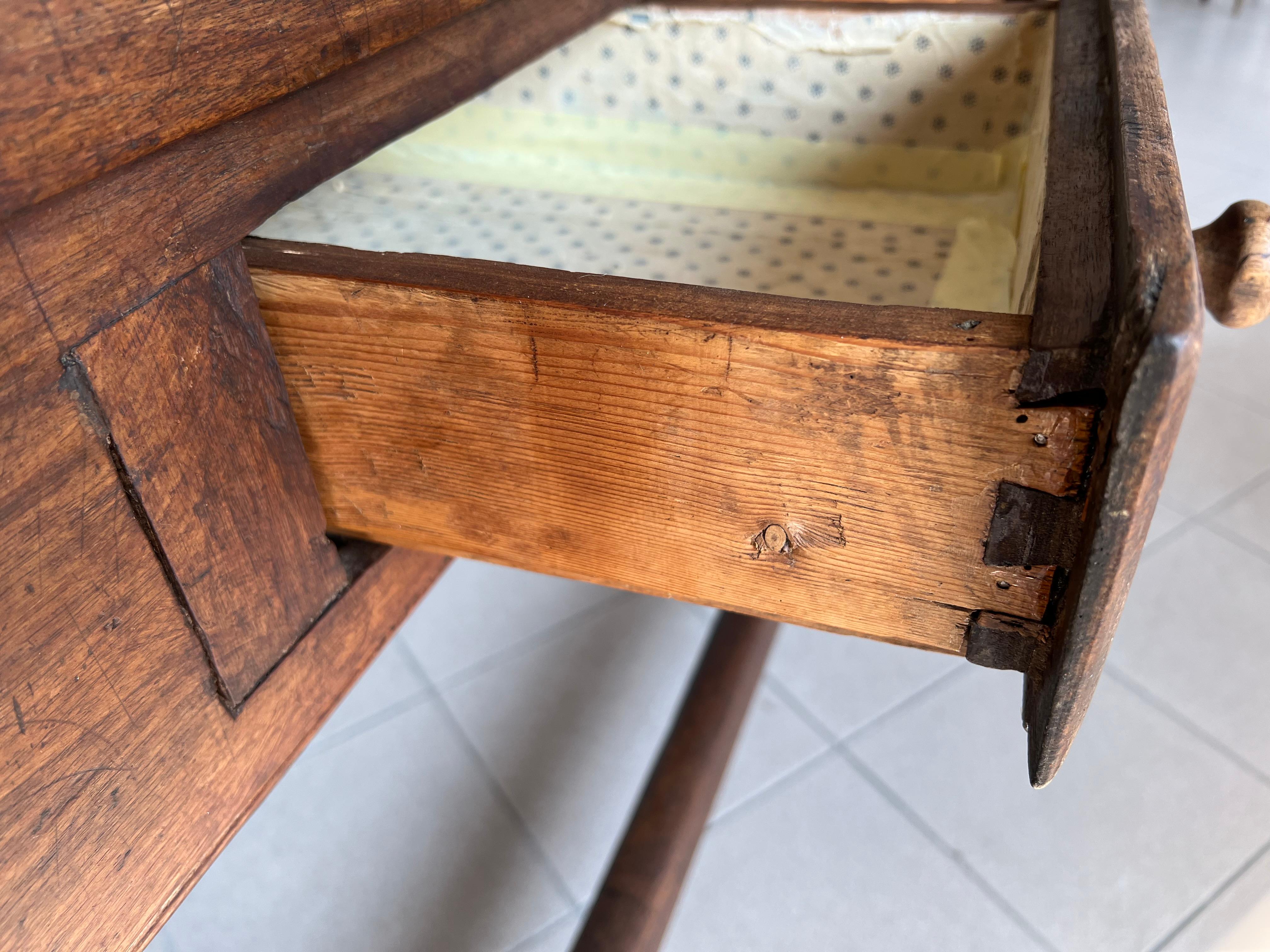 Rare table de salle à manger ou bureau rustique à plateau rabattable avec deux tiroirs, 18c Swiss French Alp en vente 10