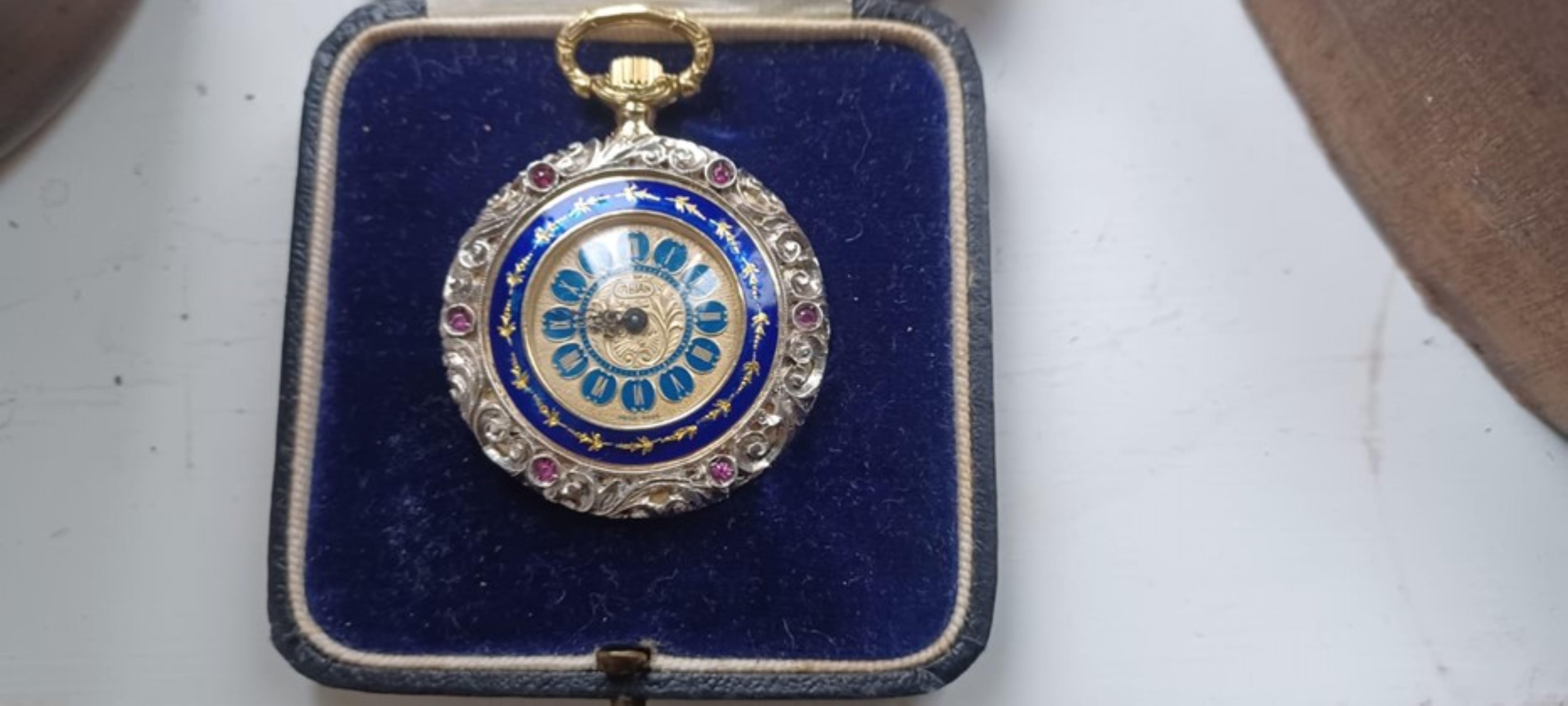 Rare montre à gousset en rubis et diamants de 18 carats avec montures et bijoux élaborés Excellent état - En vente à London, GB
