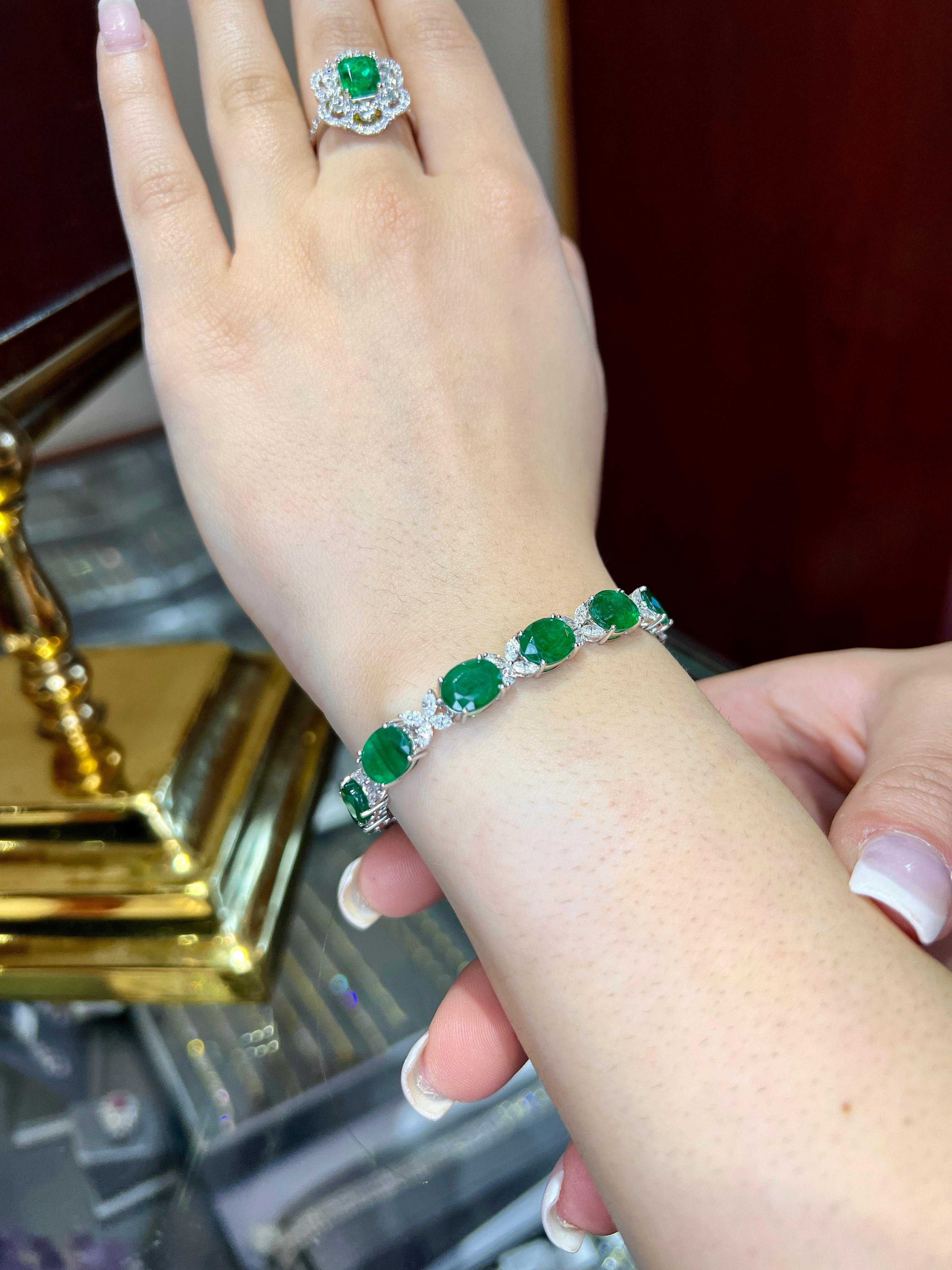 Seltenes 18 Karat Gold 25 Karat Ovalschliff Smaragd-Armband mit Victoria Marquise-Diamant-Motiv im Angebot 5