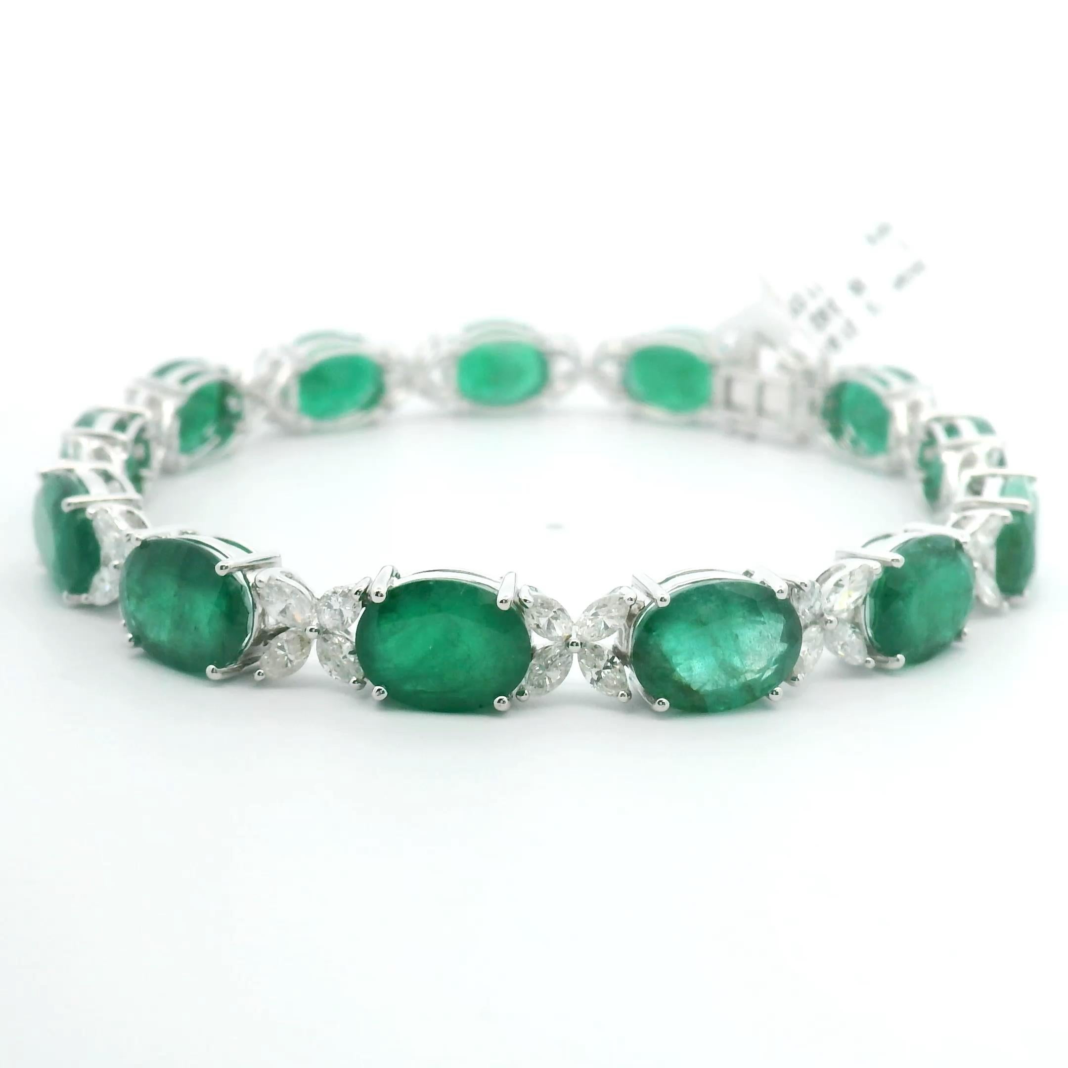 
Ausgezeichnete Bold Matched Sambia natürlichen Smaragd und Diamant-Armband! Ein fantastisches und klobiges Armband mit 21,97 Karat natürlichen sambischen Smaragden. Jeder Smaragd ist durch ein Marquise-Victoria-Motiv verbunden, das aus vier einzeln