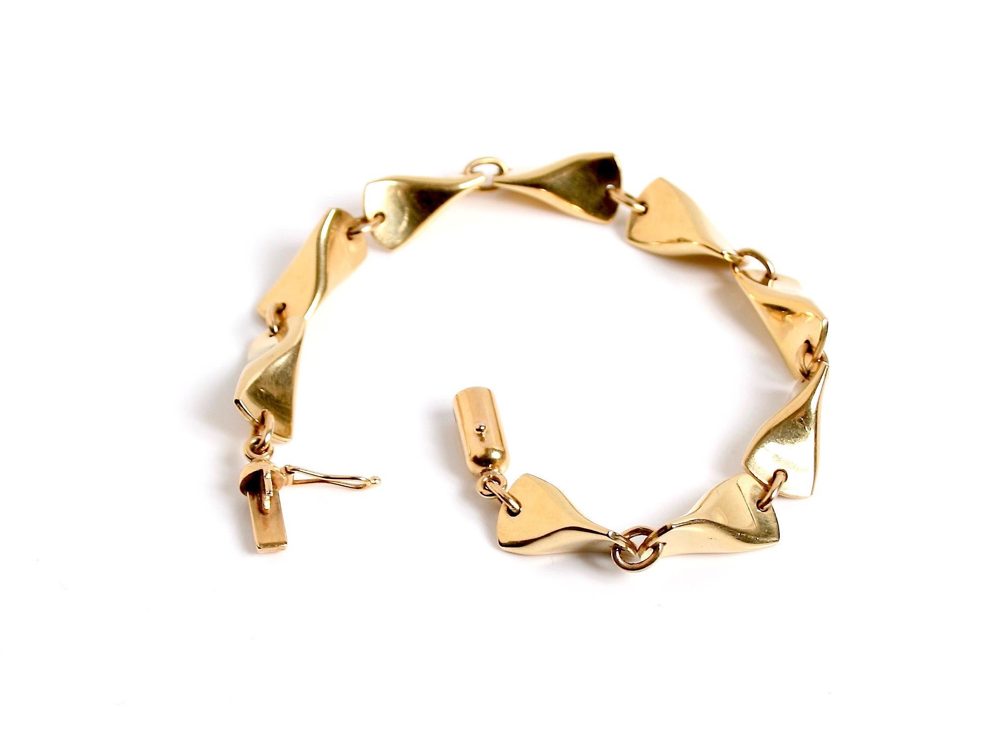 Rare 18k solid Gold Georg Jensen butterfly bracelet designed by Edvard Kindt Larsen Denmark c.1950 featuring early barrel clasp with safety catch design no 1104A presented in an original Georg Jensen box matching necklace available
Edvard