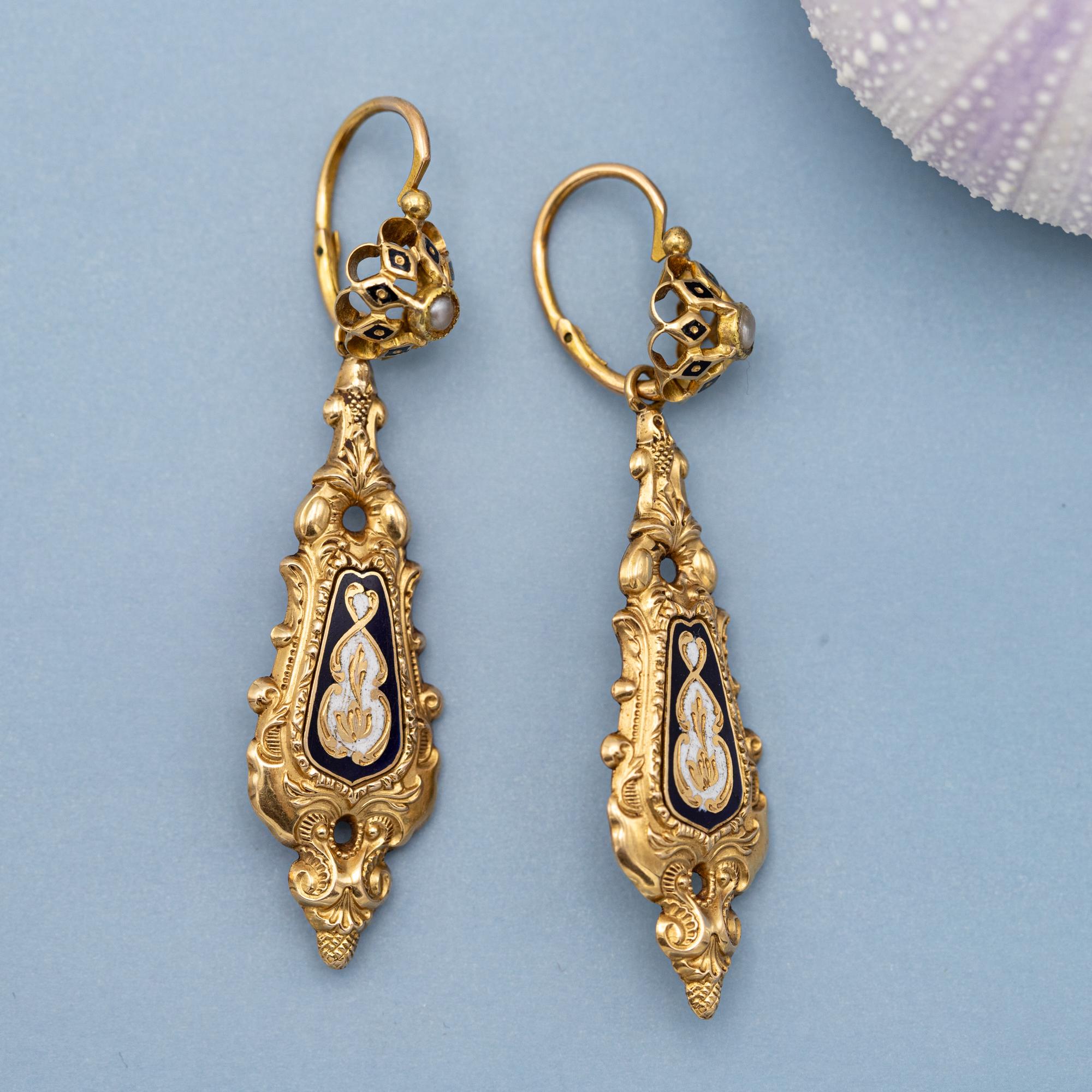 Se venden estos raros pendientes Napoleón III de día y de noche. Estos pendientes dormeuse de oro amarillo de 18 quilates (también llamados dormilonas) tienen un cierre frontal y están decorados con adornos en forma de flor, esmalte, pequeñas perlas