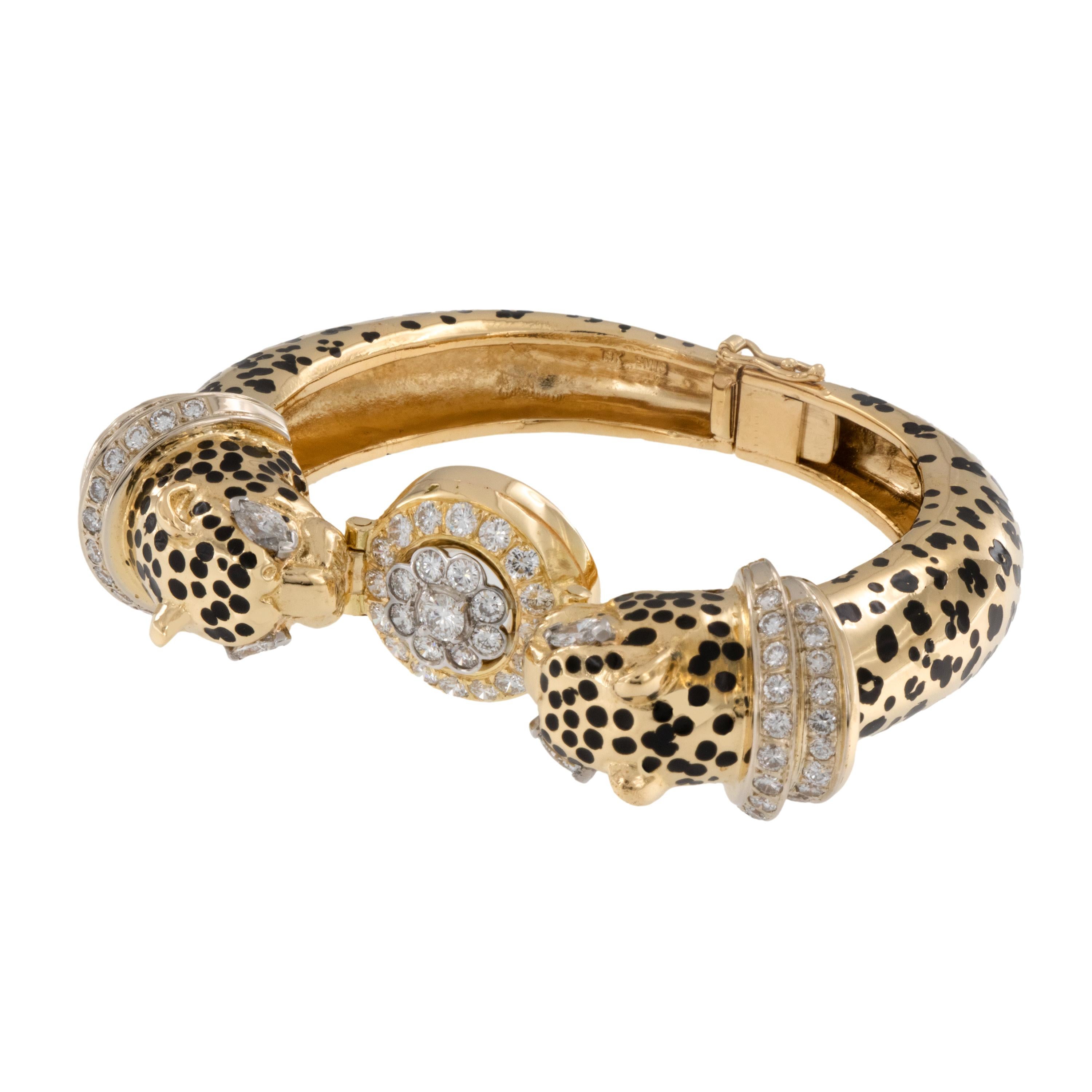 Emis Beros war ein preisgekrönter Schmuckdesigner und -hersteller. Ihre Karriere begann unter dem geschätzten Juwelier Harry Winston in New York. Innerhalb weniger Jahre, in denen sie für ihn arbeitete, verfeinerte sie ihr Schmuckhandwerk und zog