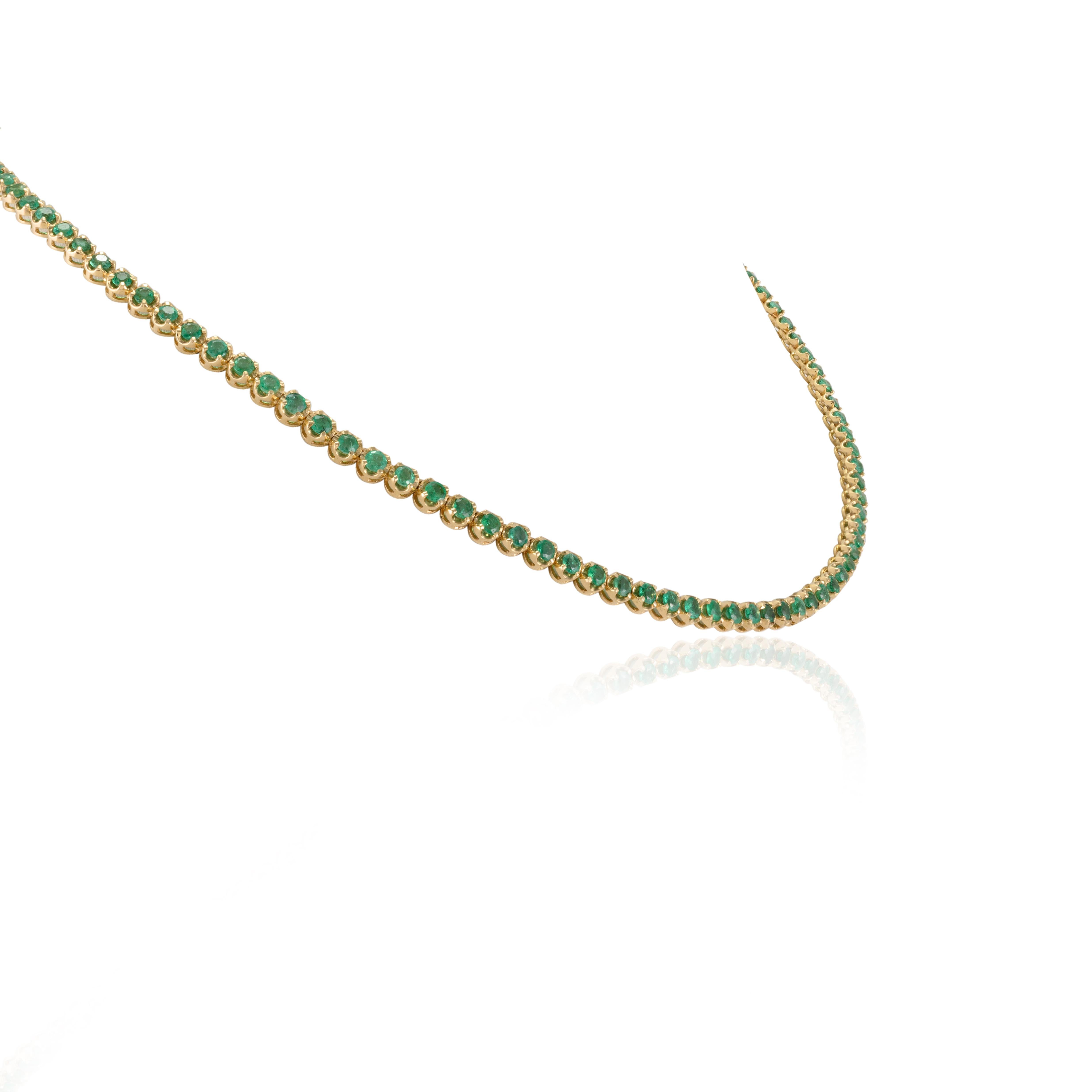 18k Yellow Gold Rare 7.16 CTW Round Cut Emerald Tennis Necklace Gift for Grandma In New Condition For Sale In Houston, TX
