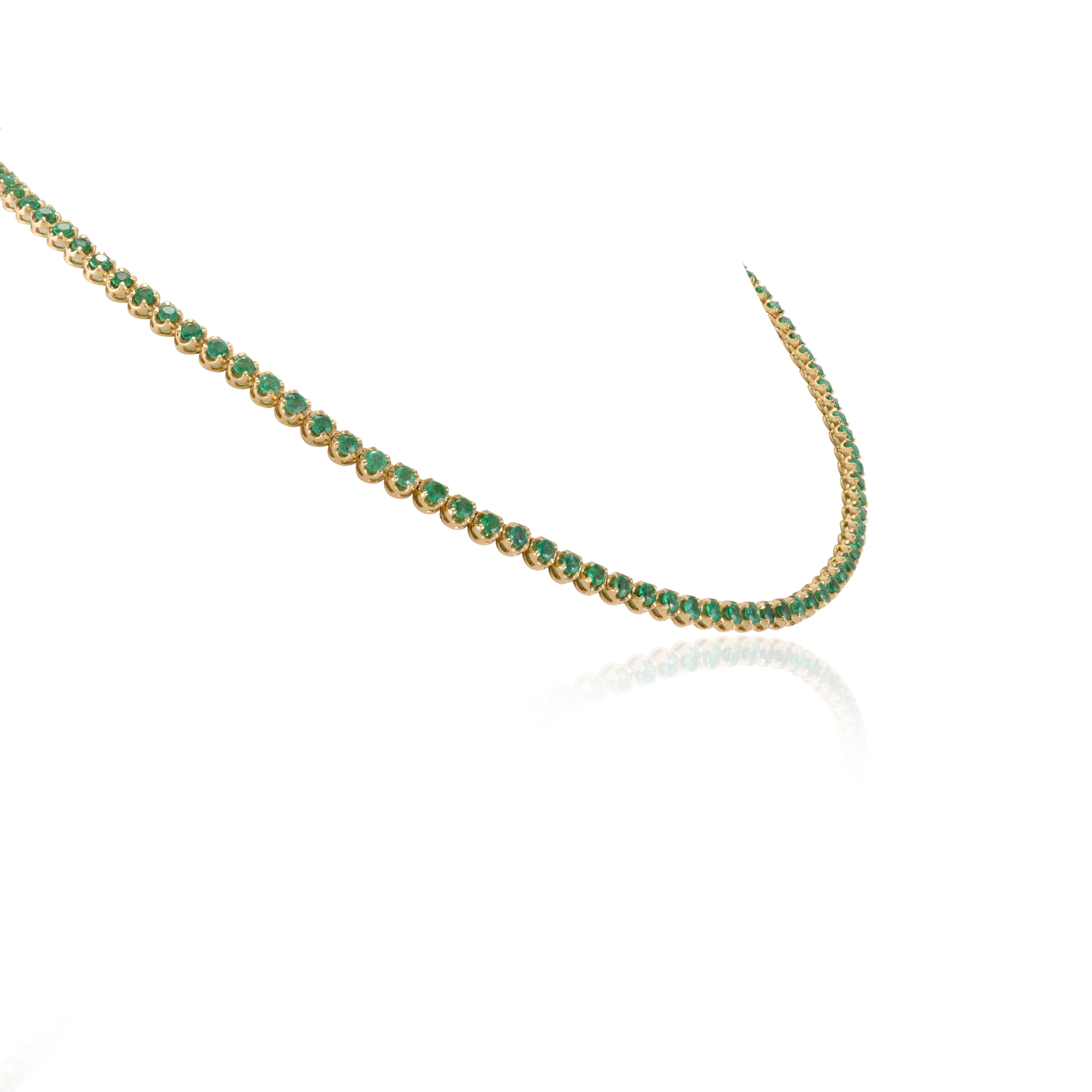 18k Yellow Gold Rare 7.16 CTW Round Cut Emerald Tennis Necklace Gift for Grandma In New Condition For Sale In New York, NY