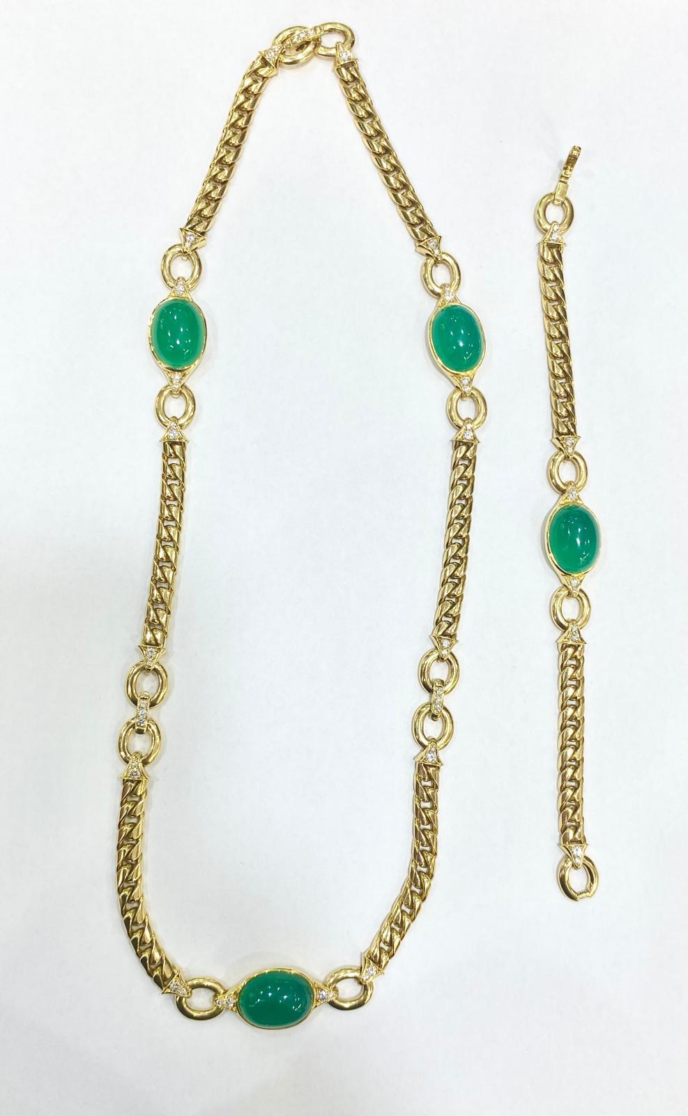Une parure maçonnique exceptionnelle, fabriquée à la main en Italie en or jaune massif 18 carats, d'un poids total de 152,49 grammes. Cette suite unique comprend un collier, un bracelet et des boucles d'oreilles transformables, mettant en valeur des