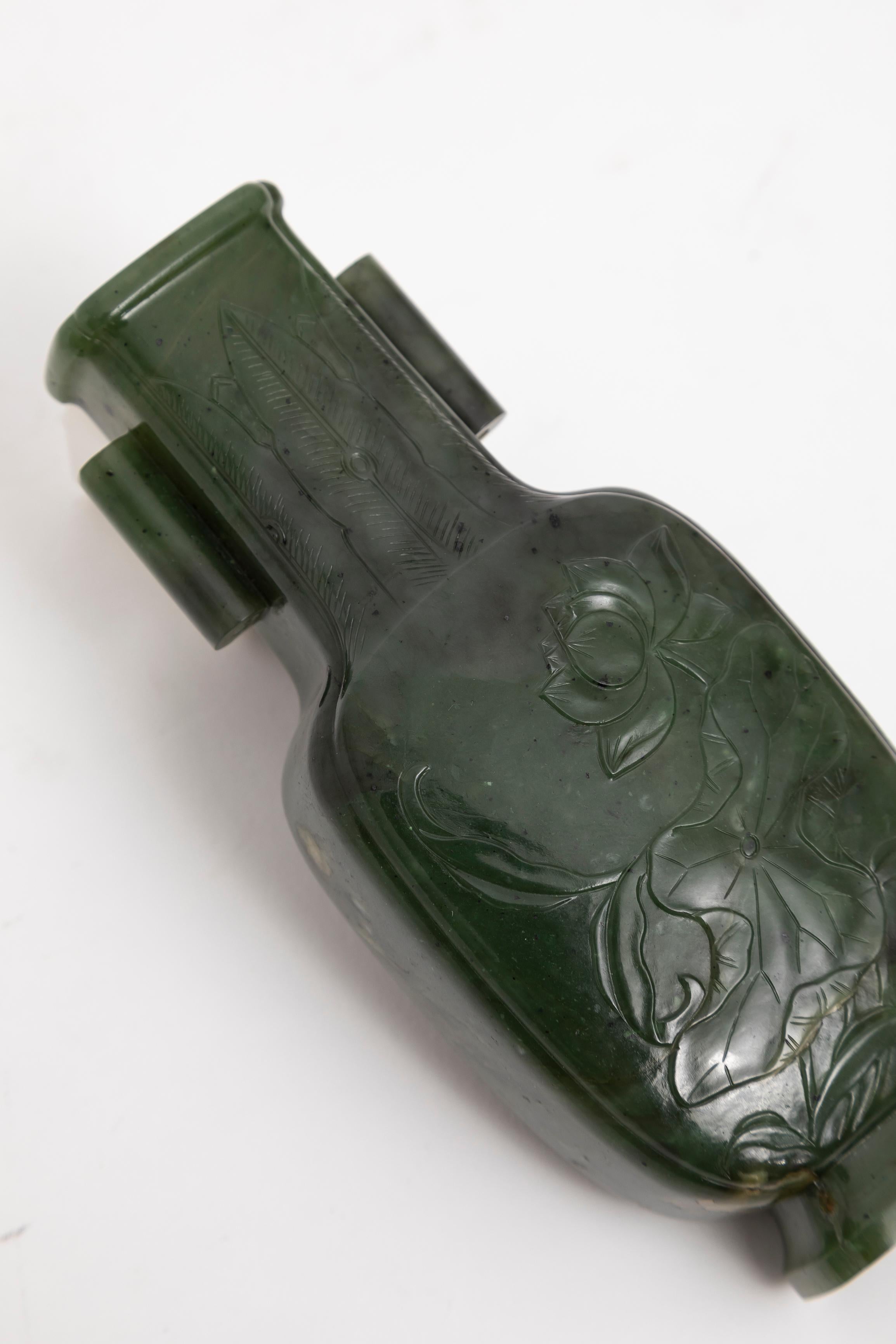Raro vaso cinese del XIX secolo in nefrite spinaci giada intagliata Arrow su base in legno intagliato in vendita 3