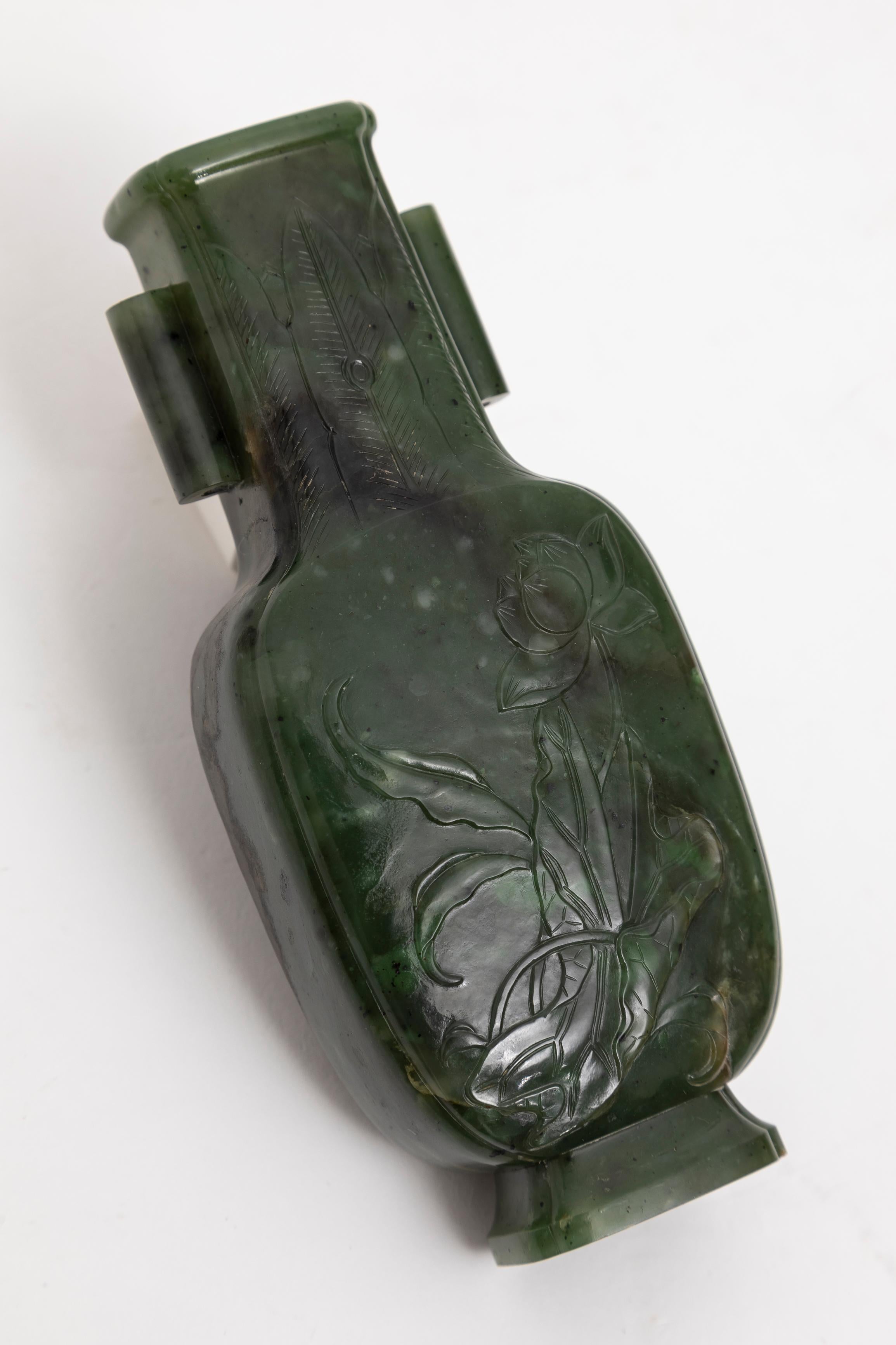 Raro vaso cinese del XIX secolo in nefrite spinaci giada intagliata Arrow su base in legno intagliato in vendita 4