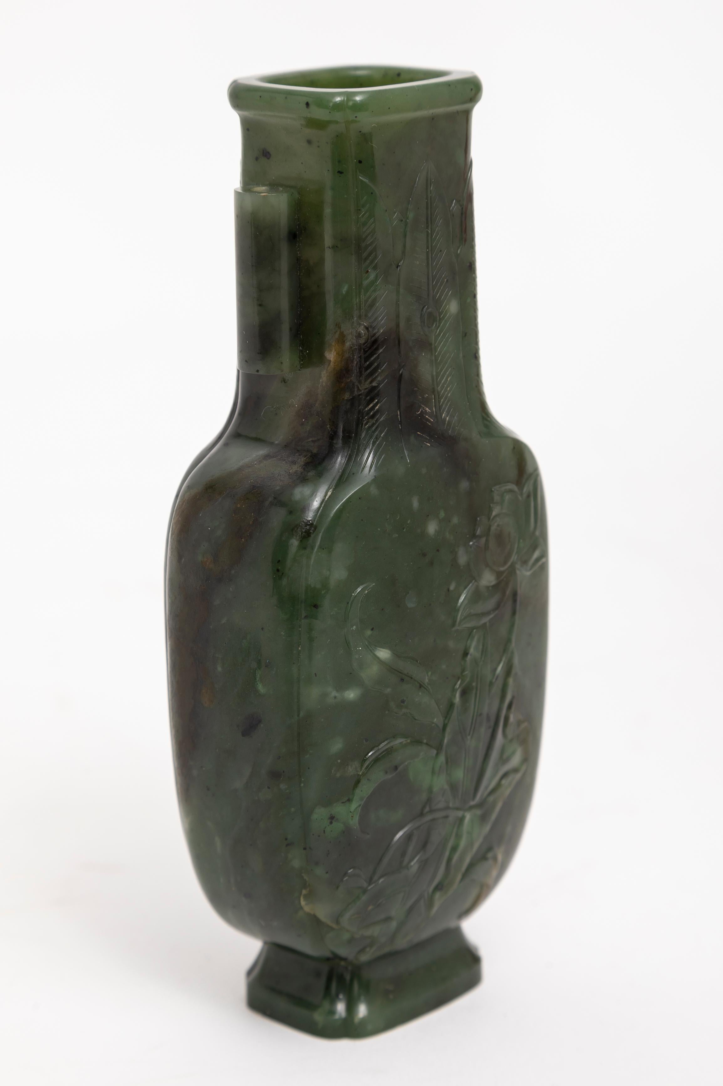 Raro vaso cinese del XIX secolo in nefrite spinaci giada intagliata Arrow su base in legno intagliato in vendita 5