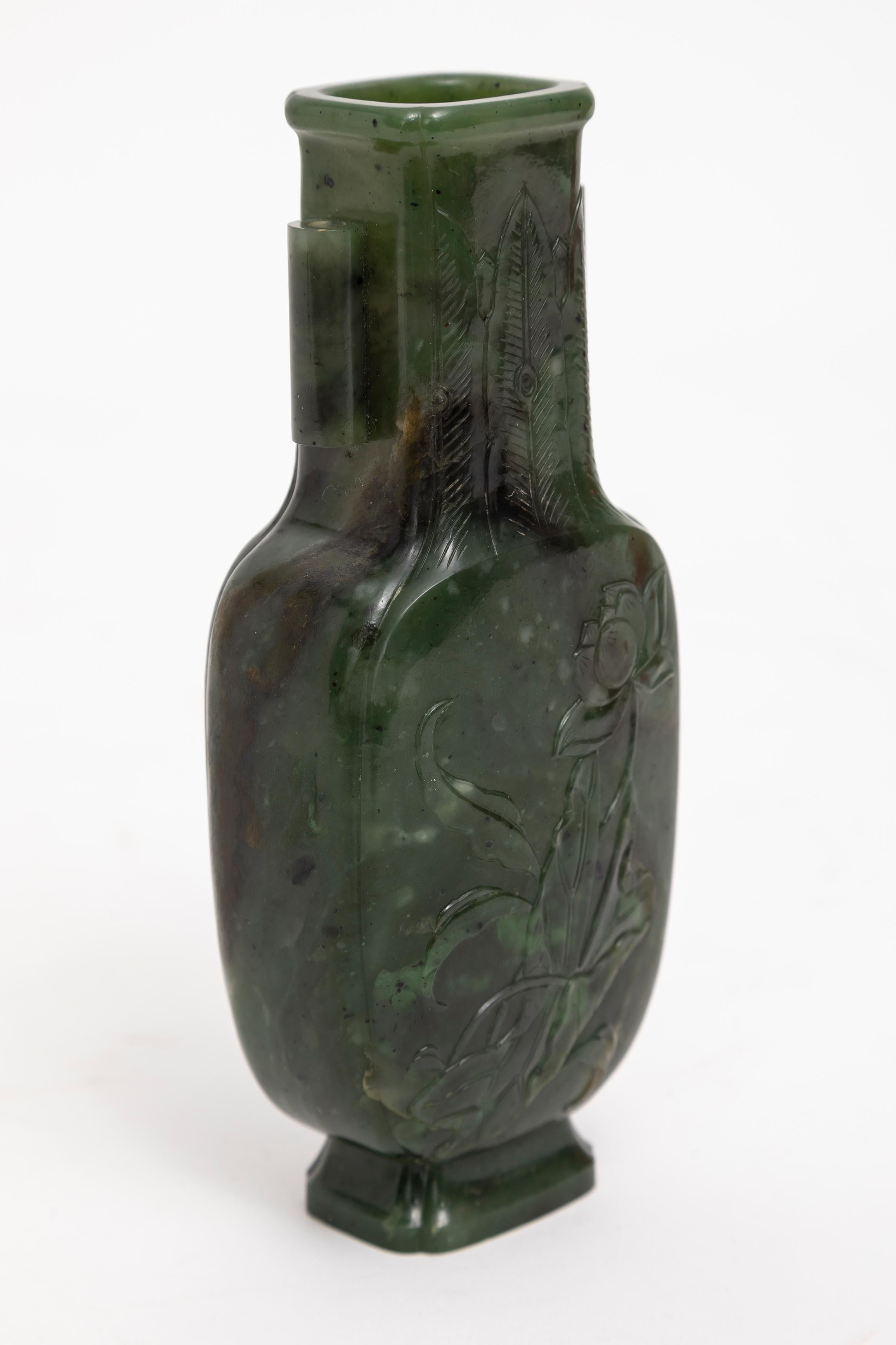 Raro vaso cinese del XIX secolo in nefrite spinaci giada intagliata Arrow su base in legno intagliato in vendita 6
