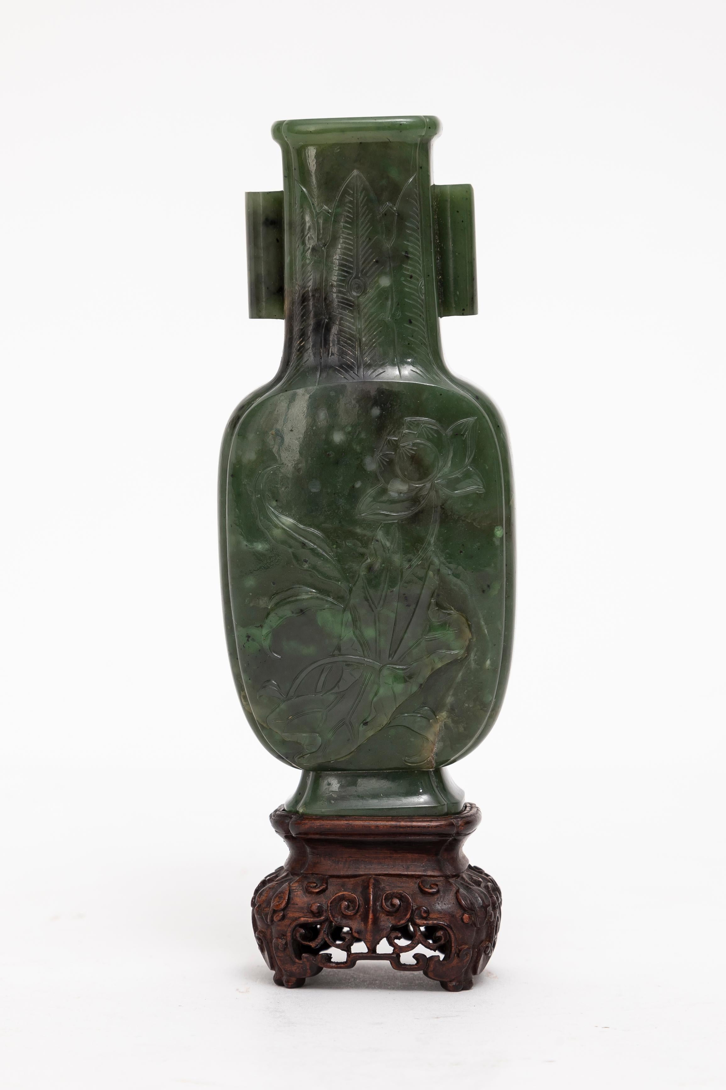 Raro vaso cinese del XIX secolo in nefrite spinaci giada intagliata Arrow su base in legno intagliato in vendita 7