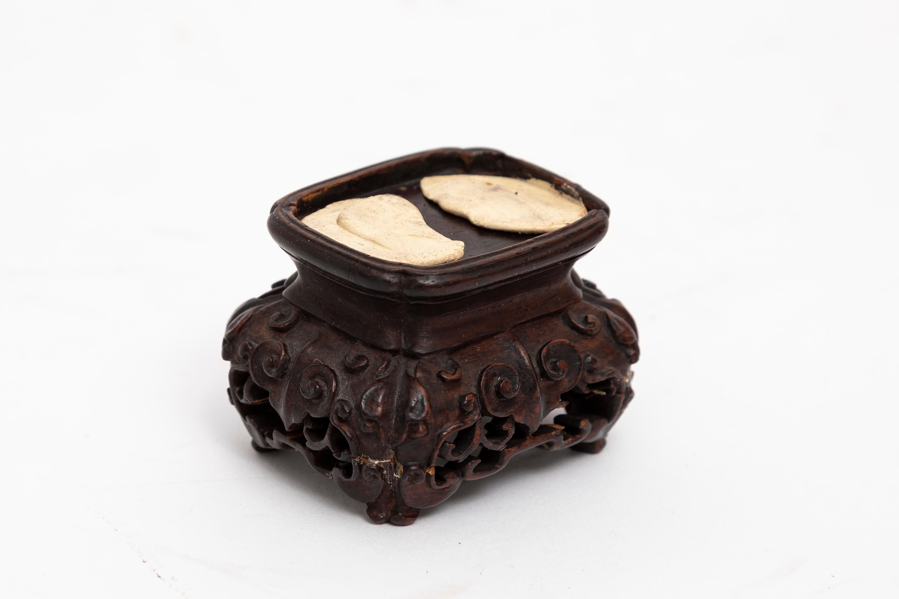 Raro vaso cinese del XIX secolo in nefrite spinaci giada intagliata Arrow su base in legno intagliato in vendita 8
