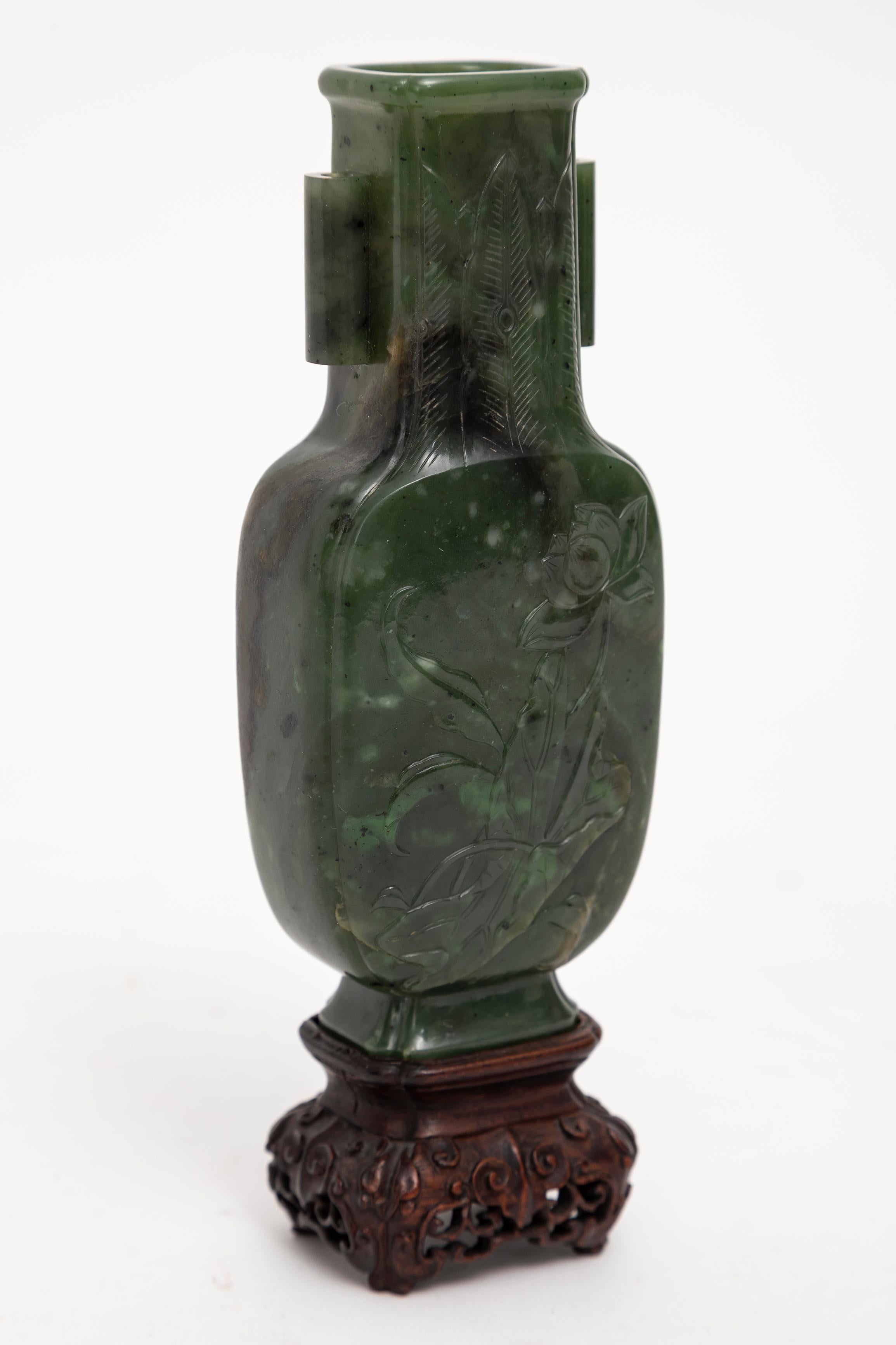 Un incredibile e raro vaso cinese del XIX secolo in Nefrite Spinaci Giada intagliato a mano con la sua base originale in Wood.  La nefrite è uno dei due minerali distinti comunemente noti come giada. La nefrite deriva dal termine lapis nephriticus