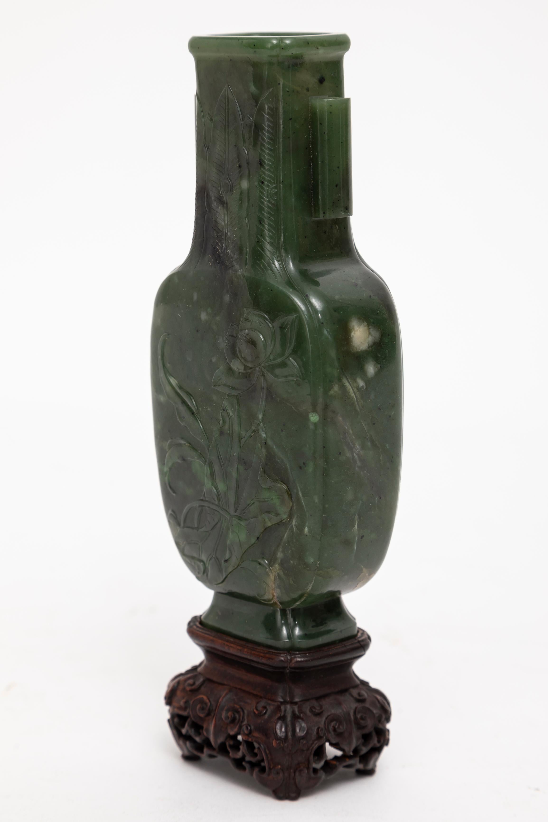 Qing Raro vaso cinese del XIX secolo in nefrite spinaci giada intagliata Arrow su base in legno intagliato in vendita