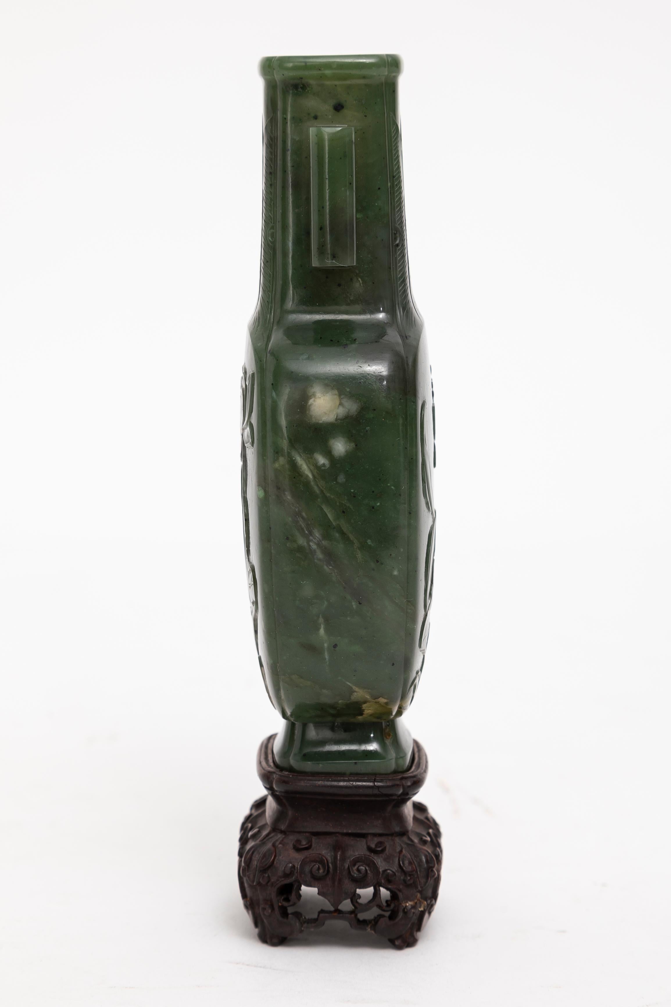 Cinese Raro vaso cinese del XIX secolo in nefrite spinaci giada intagliata Arrow su base in legno intagliato in vendita
