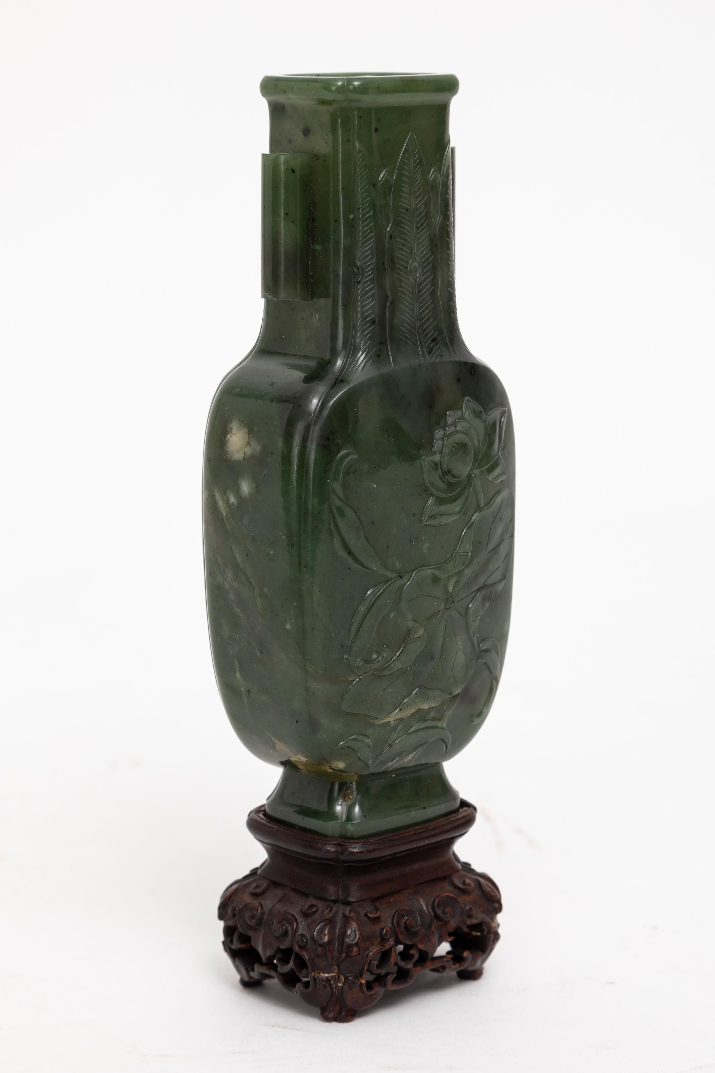 Intagliato a mano Raro vaso cinese del XIX secolo in nefrite spinaci giada intagliata Arrow su base in legno intagliato in vendita
