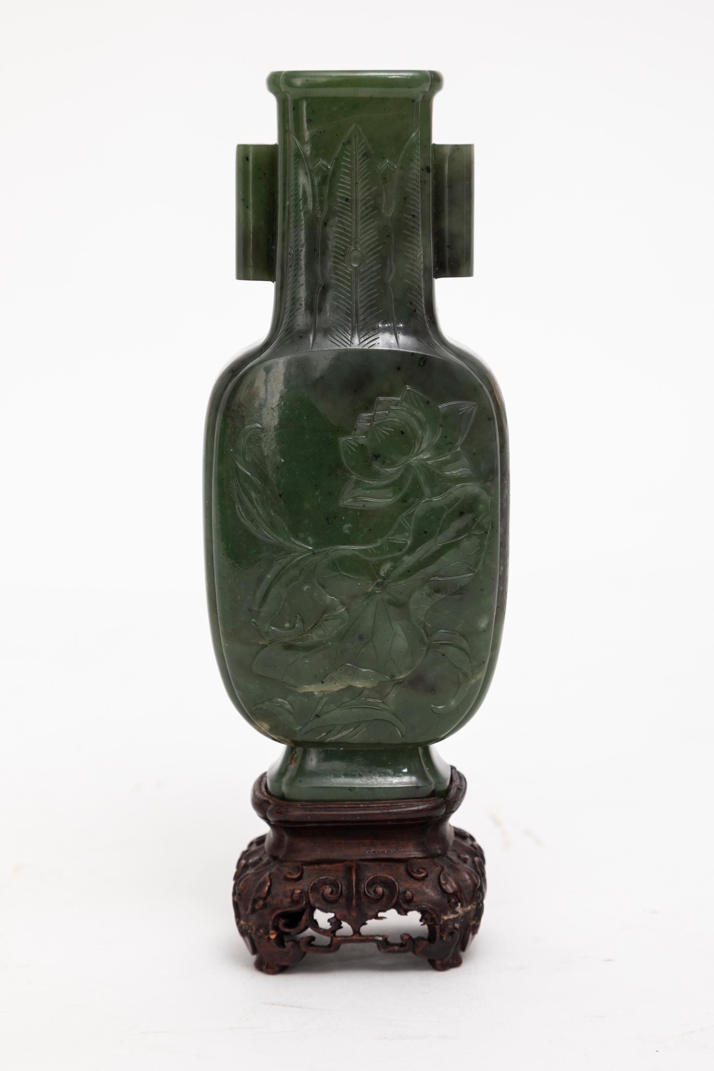 Raro vaso cinese del XIX secolo in nefrite spinaci giada intagliata Arrow su base in legno intagliato In condizioni buone in vendita a New York, NY