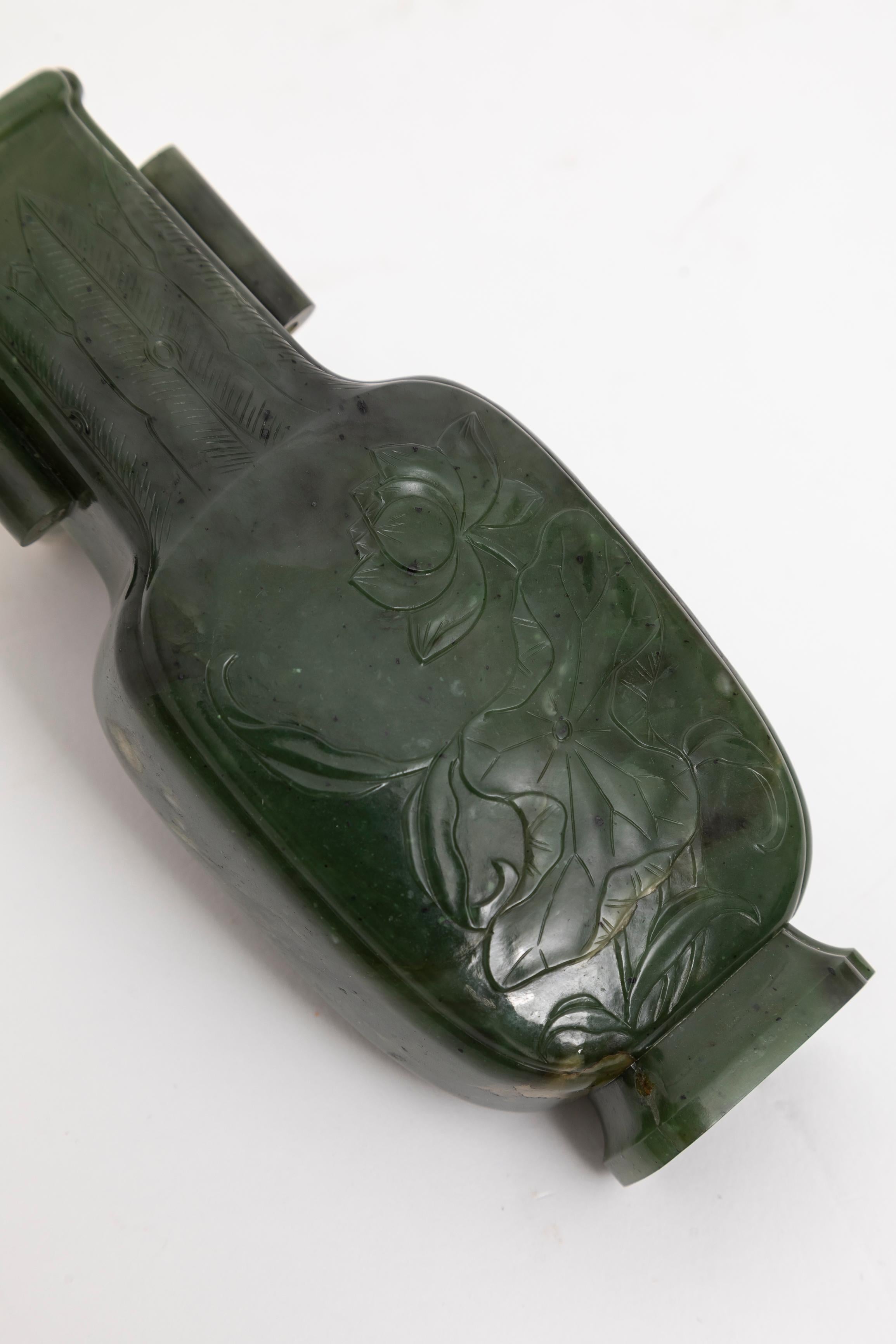 Raro vaso cinese del XIX secolo in nefrite spinaci giada intagliata Arrow su base in legno intagliato in vendita 2