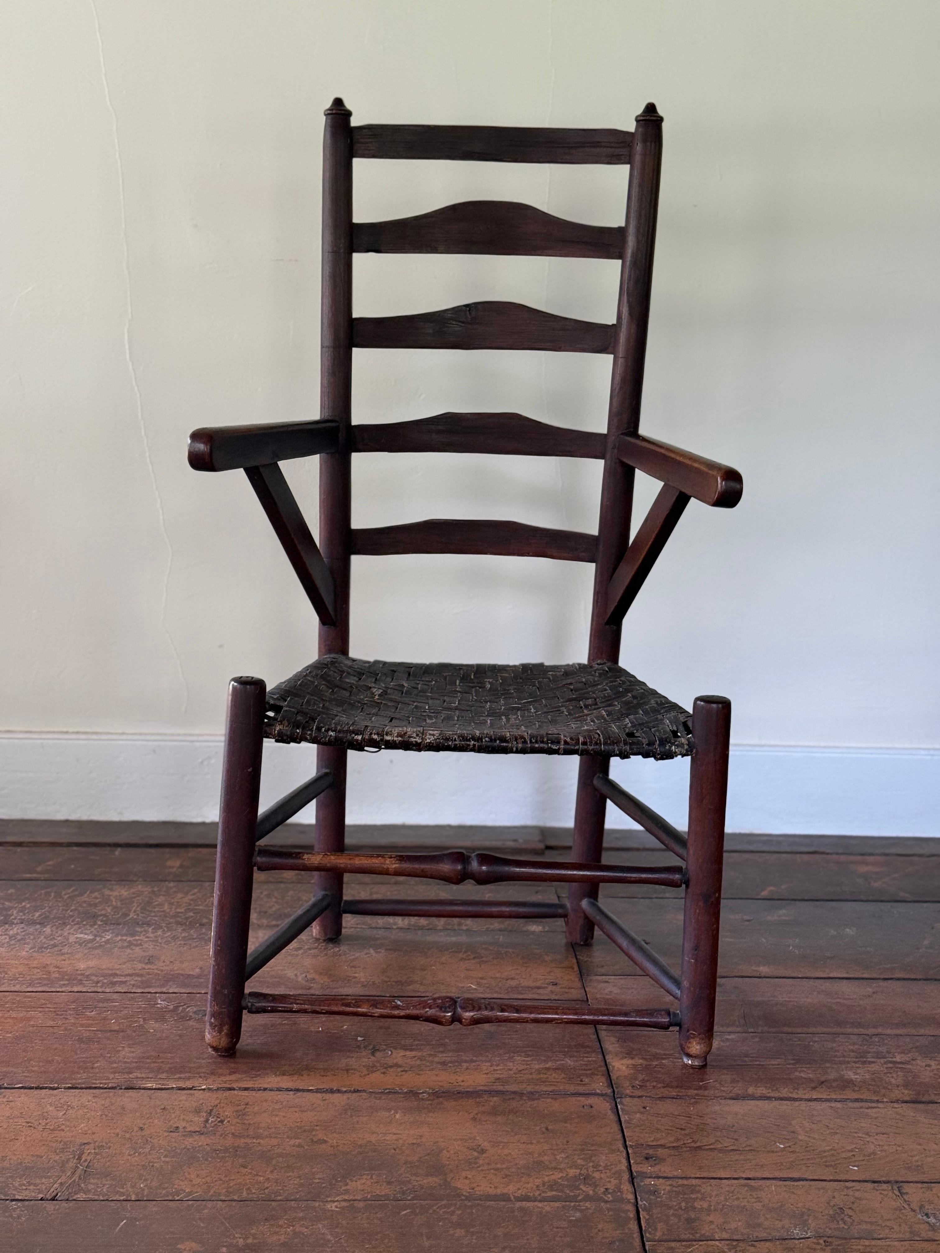 Americano Rara sedia con schienale a scaletta del XVIII secolo con braccioli. Datato 1745 in vendita