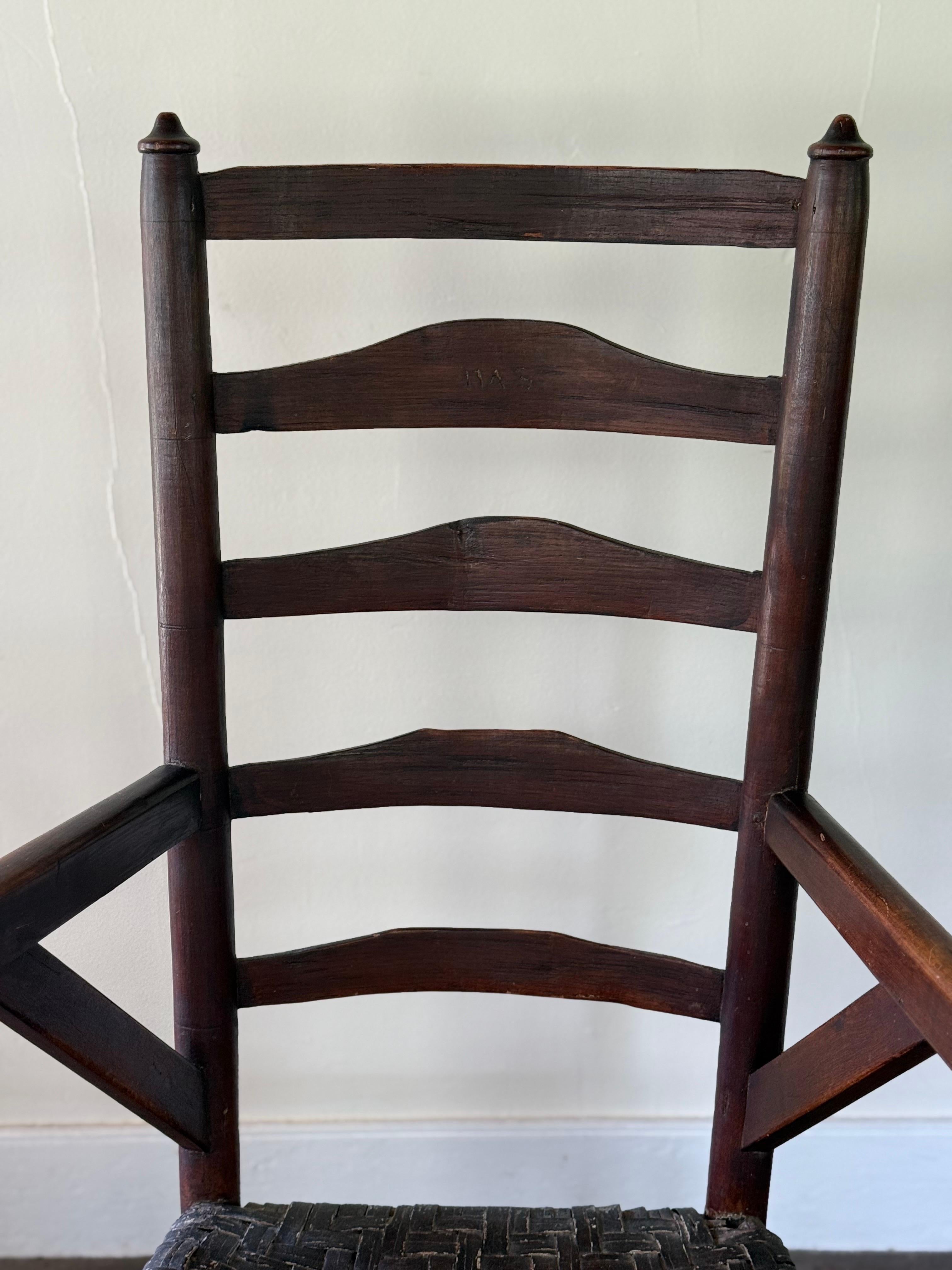 Legno Rara sedia con schienale a scaletta del XVIII secolo con braccioli. Datato 1745 in vendita
