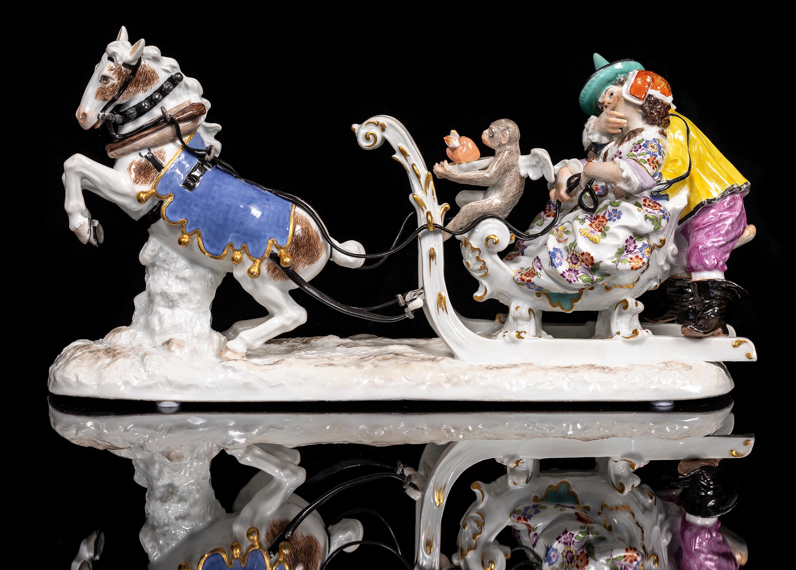 Rare groupe de traîneaux tirés par des chevaux en porcelaine de Meissen du XVIIIe siècle, représentant les bouffons Joseph Fröhlich et Gottfried Schmiedel, d'après un modèle de Johann Joachim Kändler. Ce groupe en porcelaine de Meissen finement