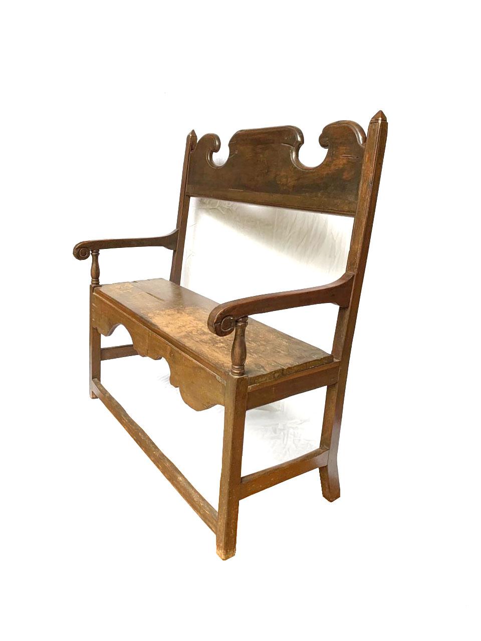 Remontez le temps avec cet exquis banc colonial espagnol du XVIIIe siècle, une pièce remarquable provenant de la région autrefois connue sous le nom d'Alto Peru, aujourd'hui la Bolivie moderne. Ce banc est un véritable artefact de l'artisanat
