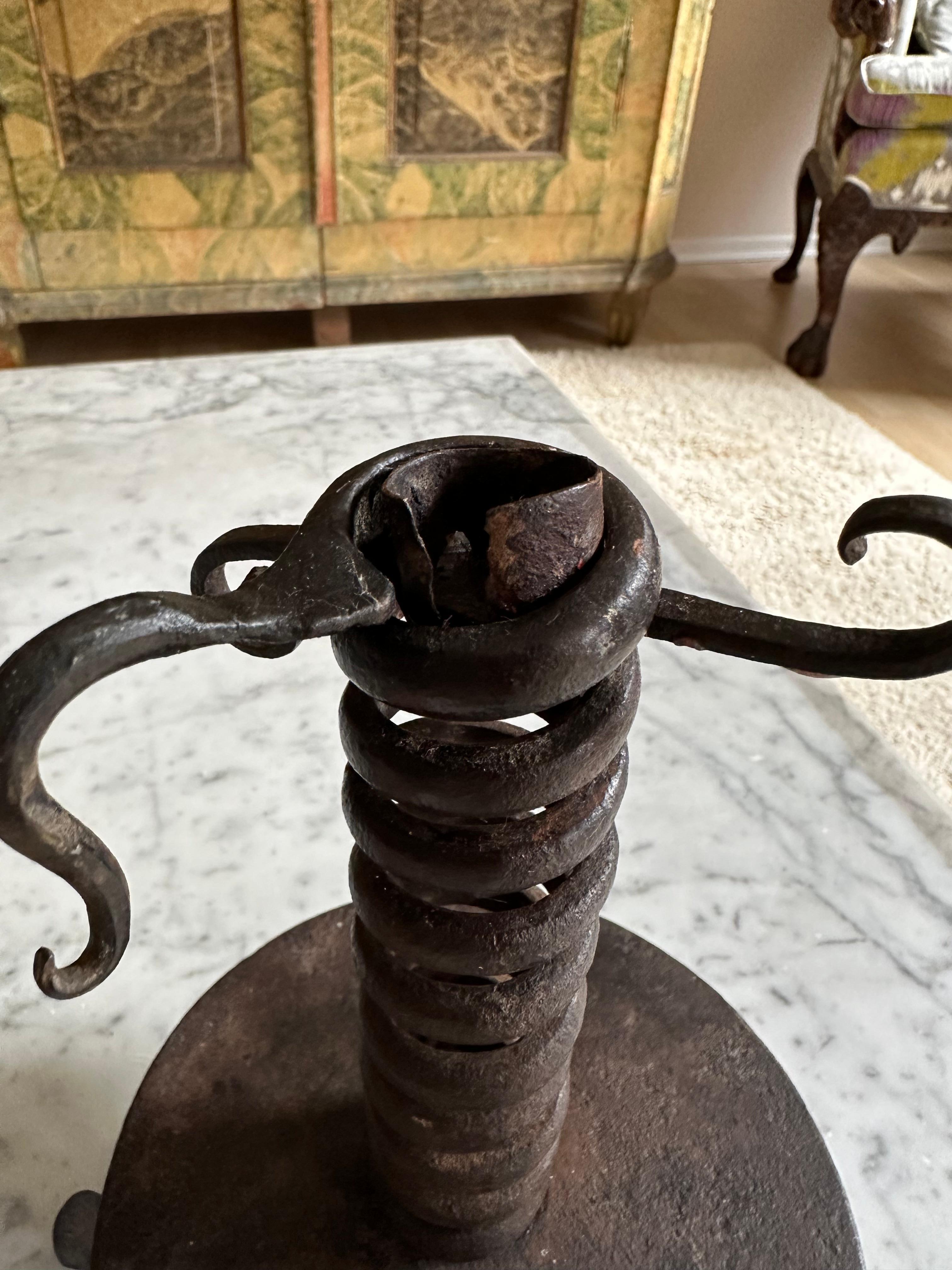 Rare bougeoir alpin en fer en forme de spirale du 18ème siècle en vente 4