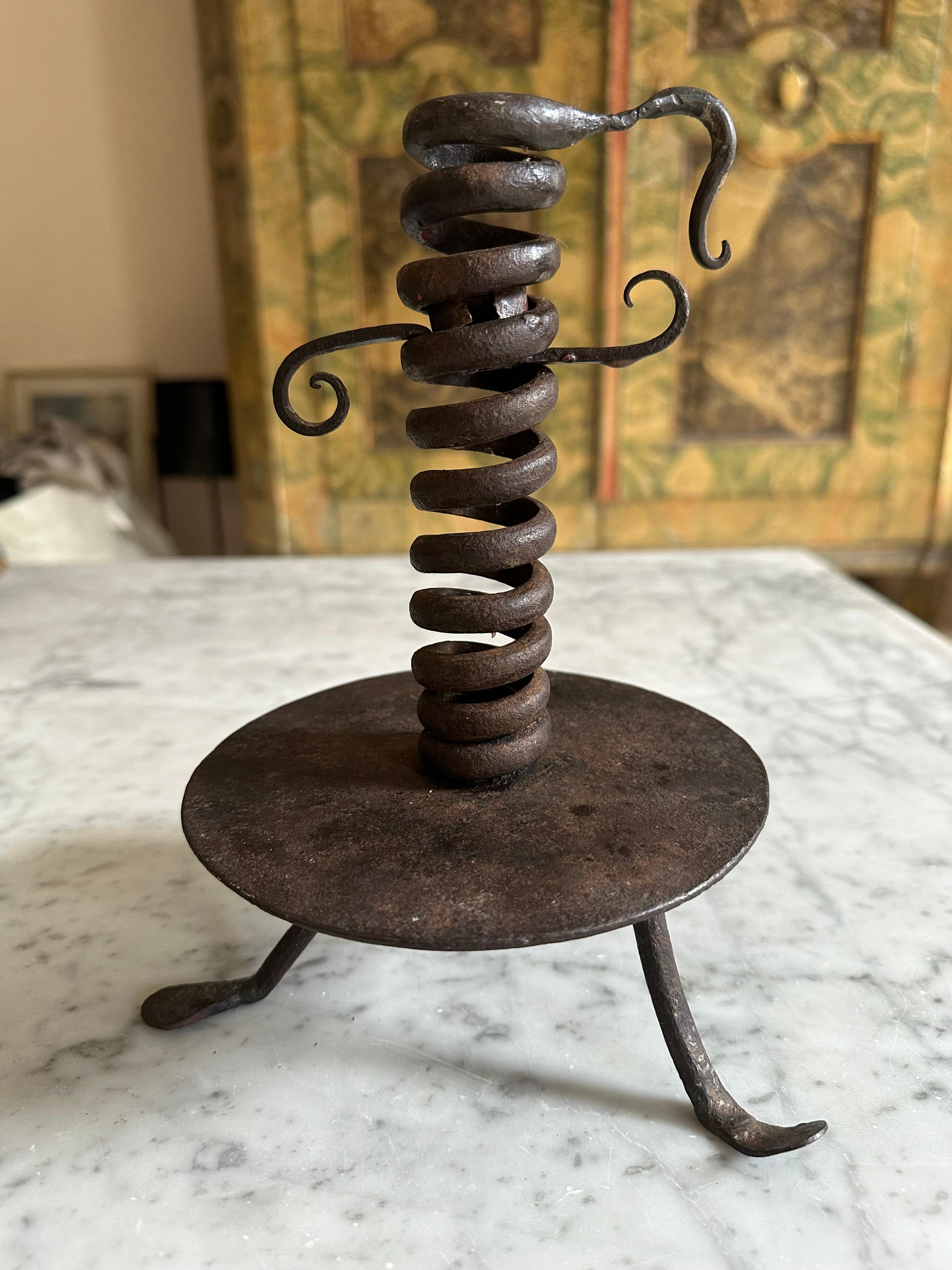 Rare bougeoir alpin en fer en forme de spirale du 18ème siècle en vente 10