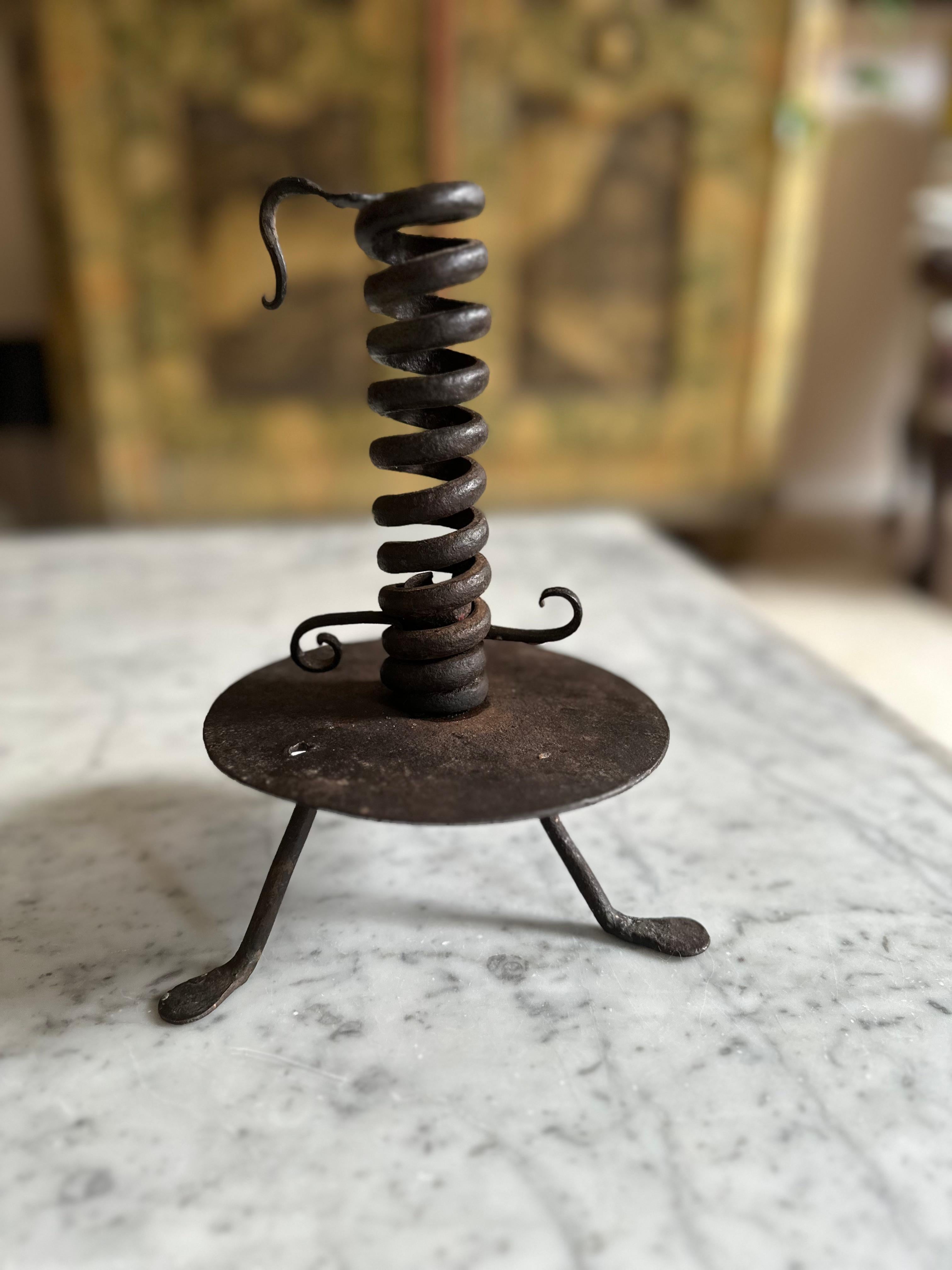 Découvrez le charme et l'importance historique de ce rare bougeoir en spirale en fer du XVIIIe siècle, un artefact unique de la région alpine. Cette pièce exquise témoigne du savoir-faire et de l'ingéniosité des premiers métallurgistes. Forgé à la