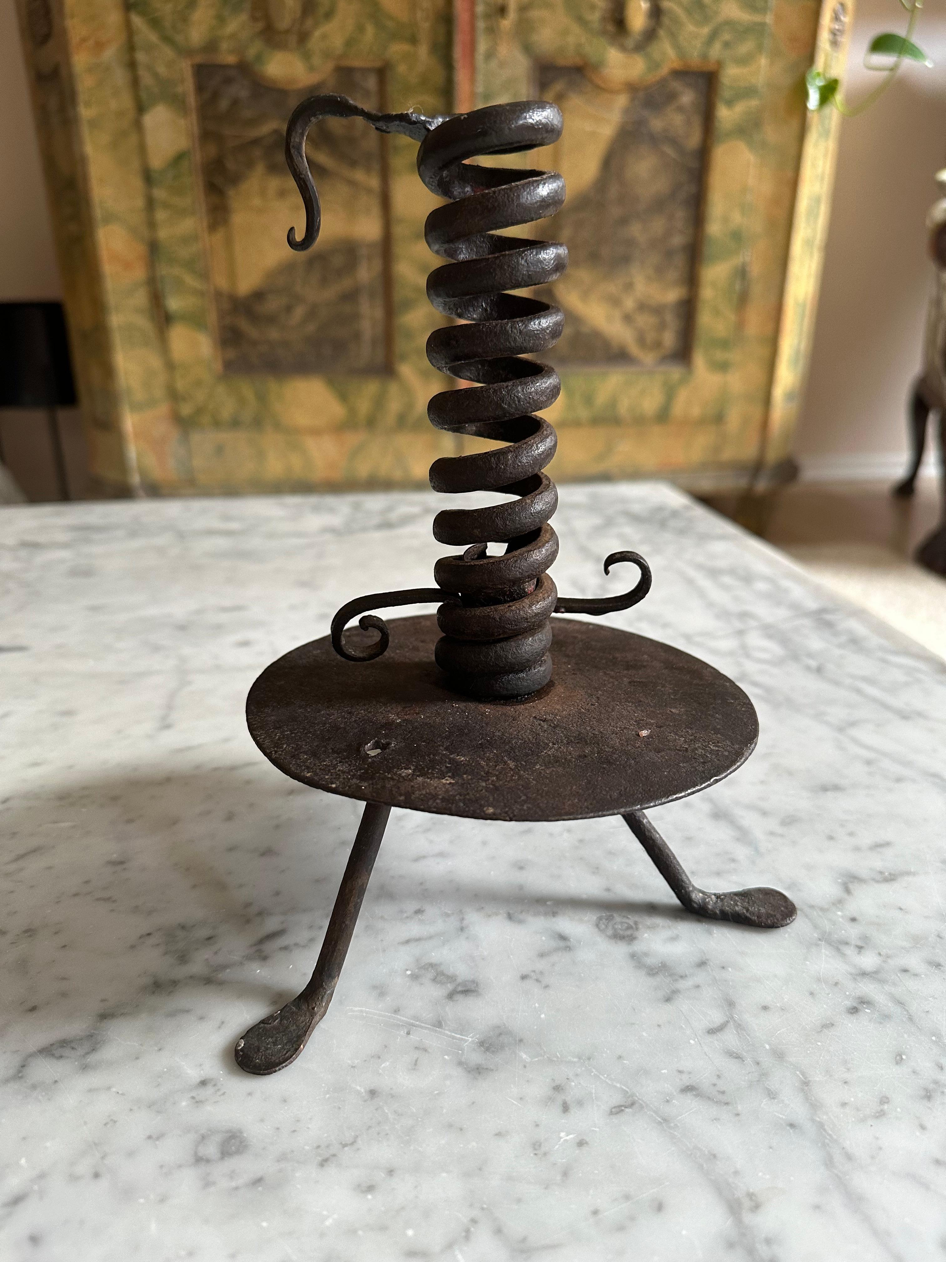 Baroque Rare bougeoir alpin en fer en forme de spirale du 18ème siècle en vente