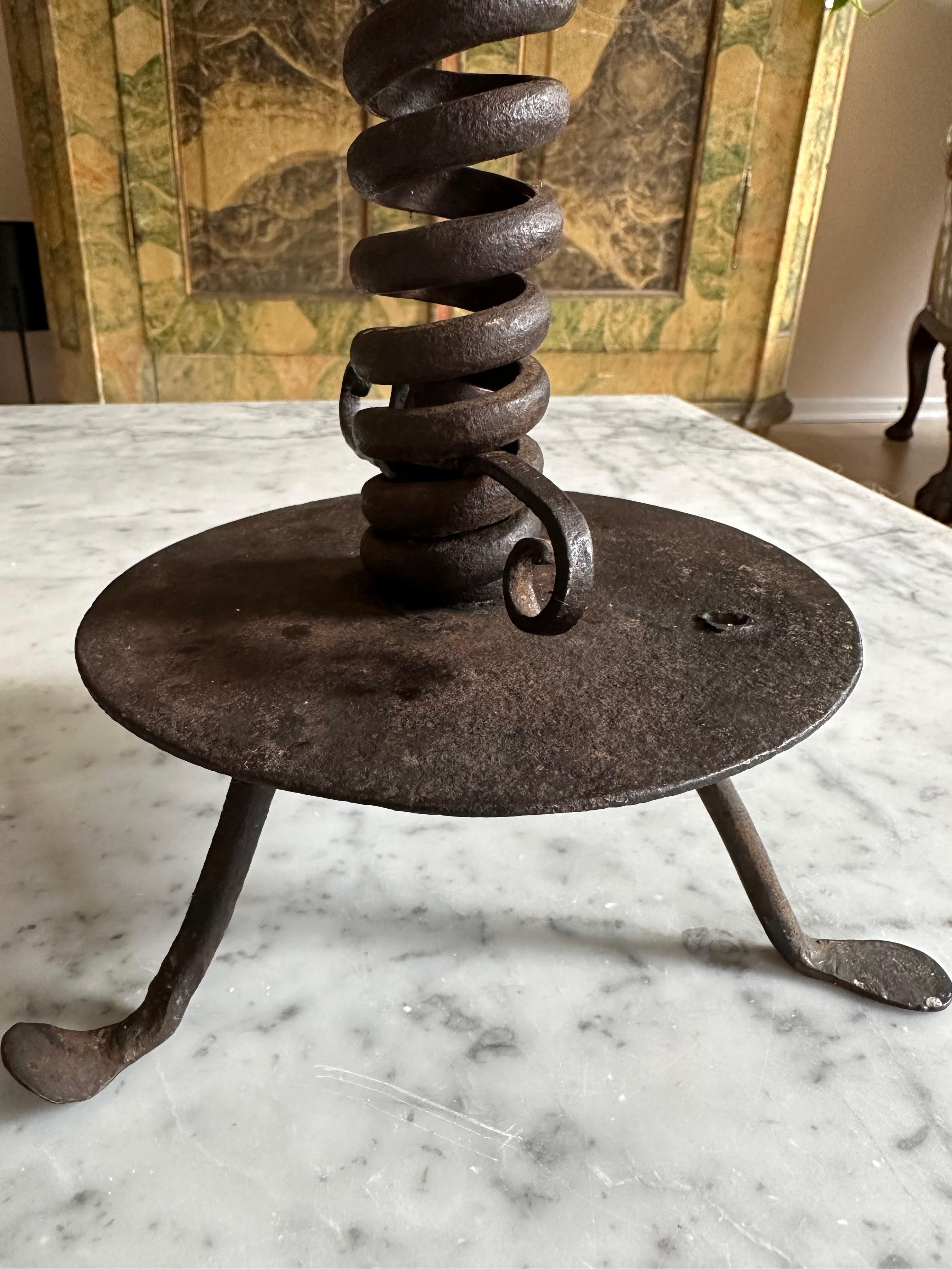 Rare bougeoir alpin en fer en forme de spirale du 18ème siècle Bon état - En vente à Hamburg, DE